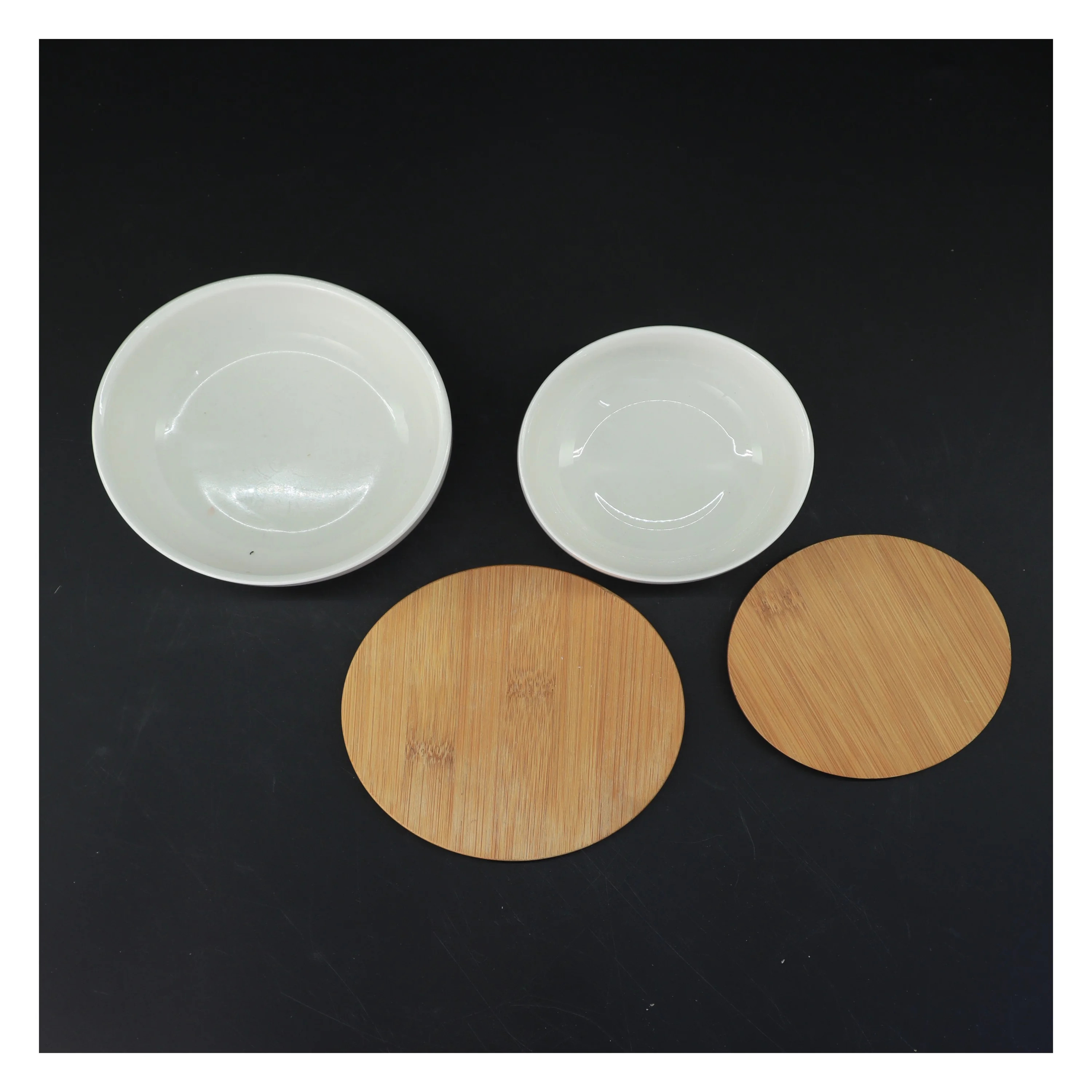 Sæt af to opbevaringsskåle med trælåg fra Anna & Clara (str. Ø. 10,5 cm. og. ø. 13 cm)