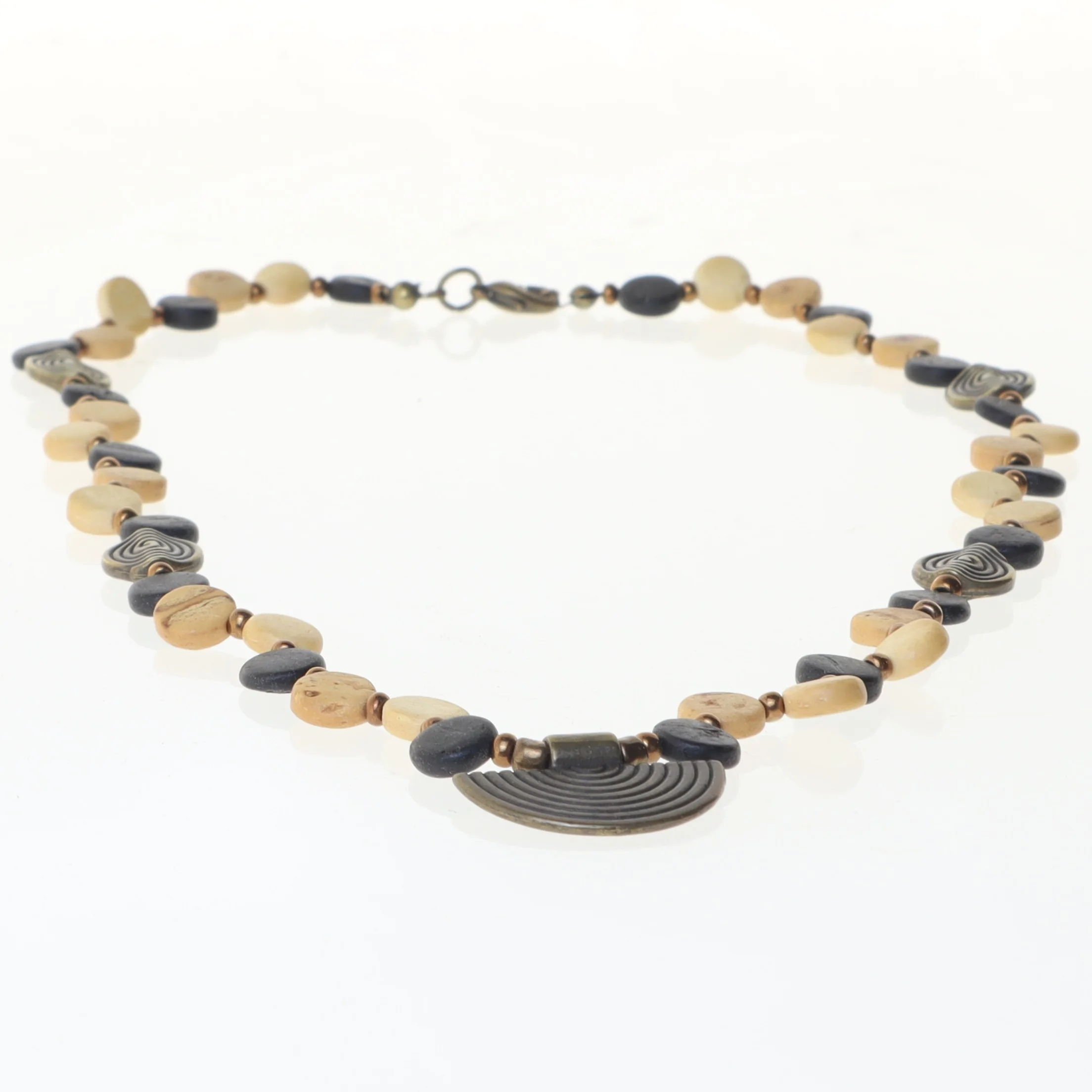 Halskæde med perler (str. 46 cm)