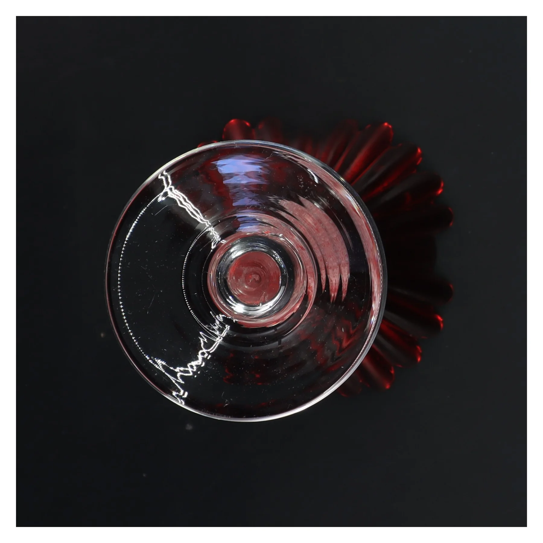 Rød dekorativ glasvase fra Krifon (str. 11x20 cm)