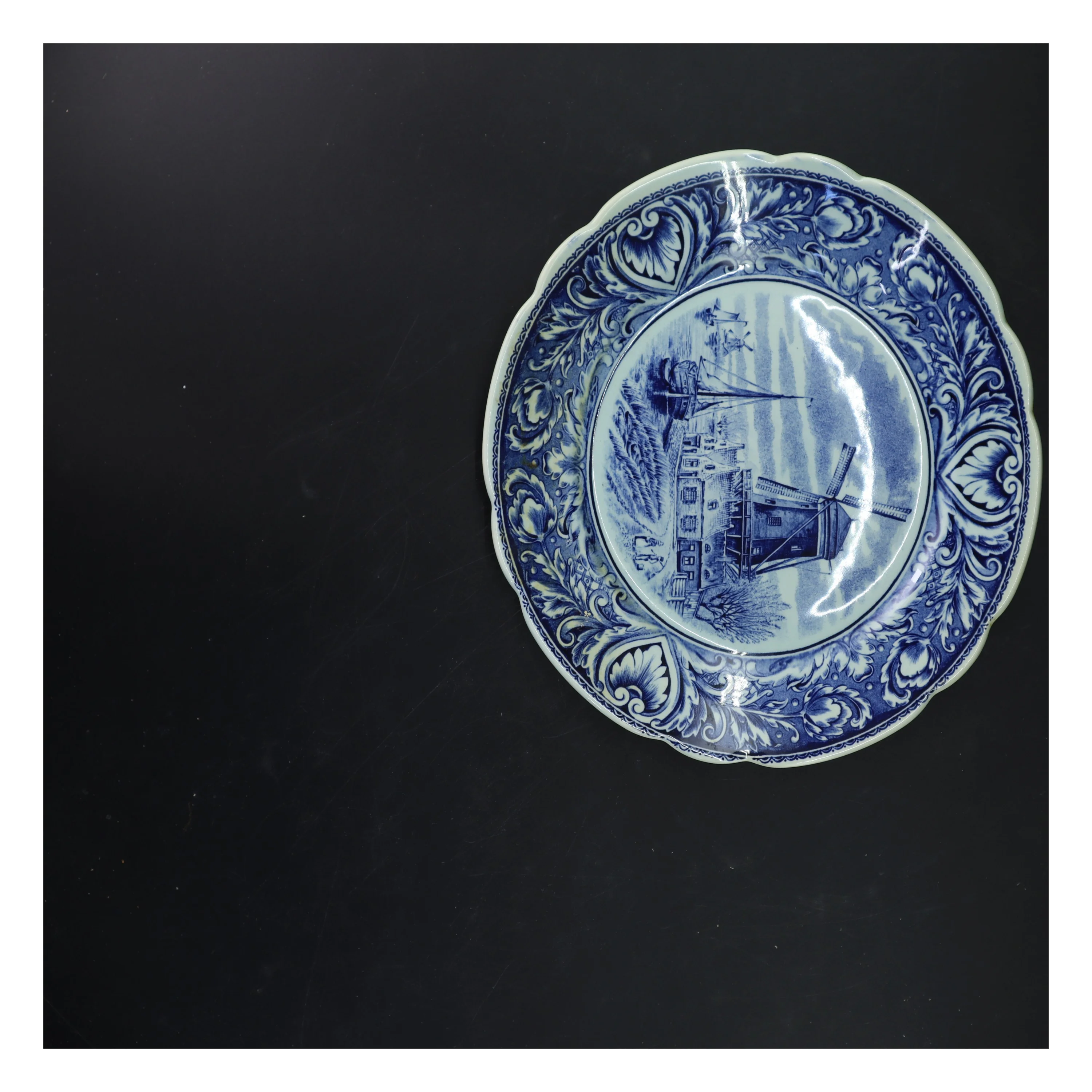 Dekorativ tallerken med hollandsk motiv (str. Ø 25 cm)