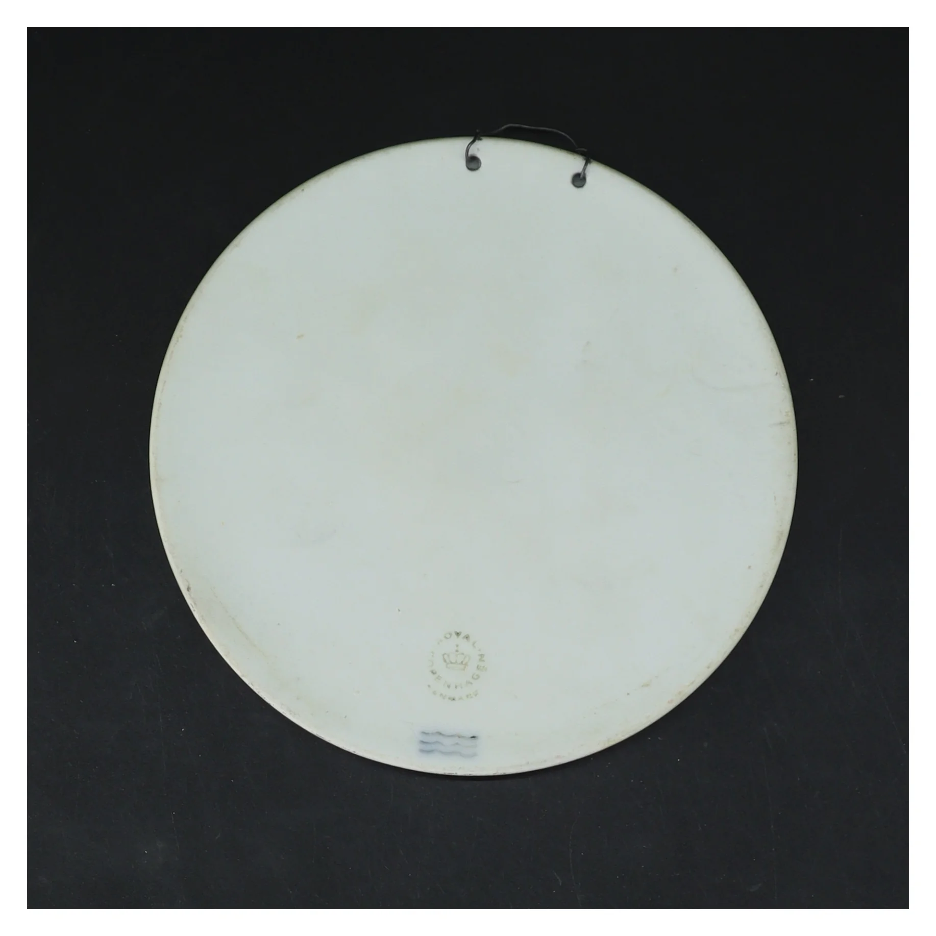 Dekorativt porcelænsrelief fra Royal Copenhagen (str. Ø 14 cm)