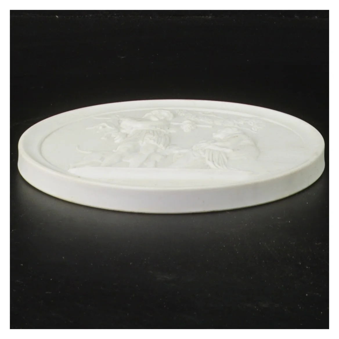 Dekorativt porcelænsrelief fra Royal Copenhagen (str. Ø 14 cm)