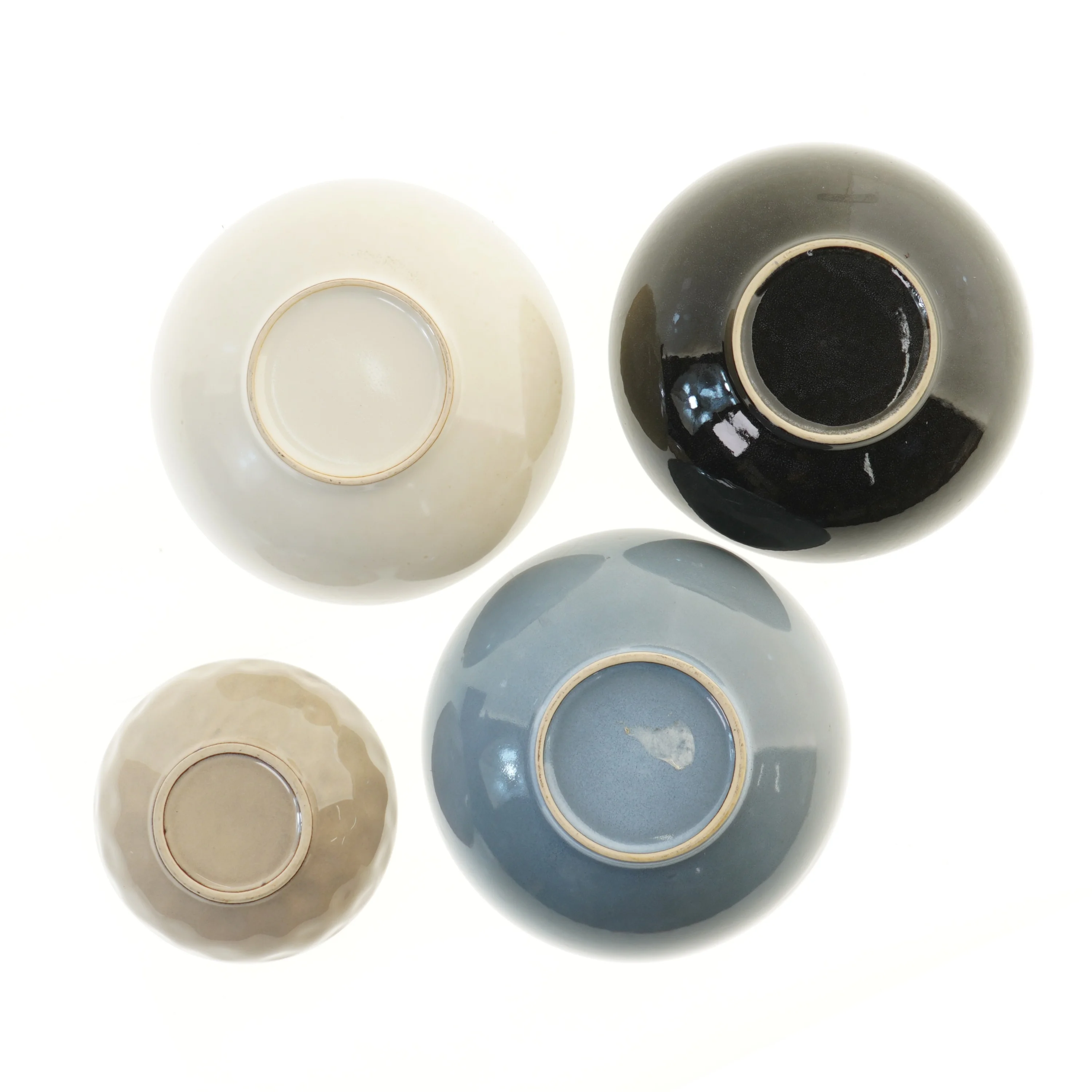 Sæt af keramiske skåle (str. 4 stk Ø 25 & 18 cm)