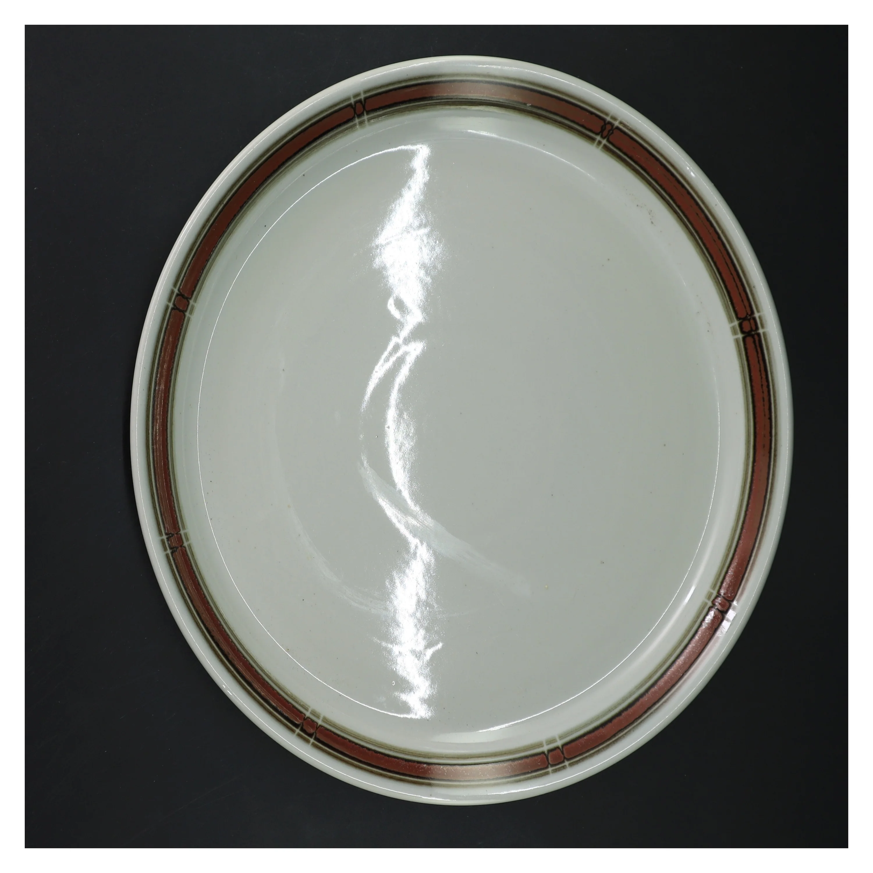 Porcelænsfad med brun kant fra Desiree (str. Ø 27 cm)