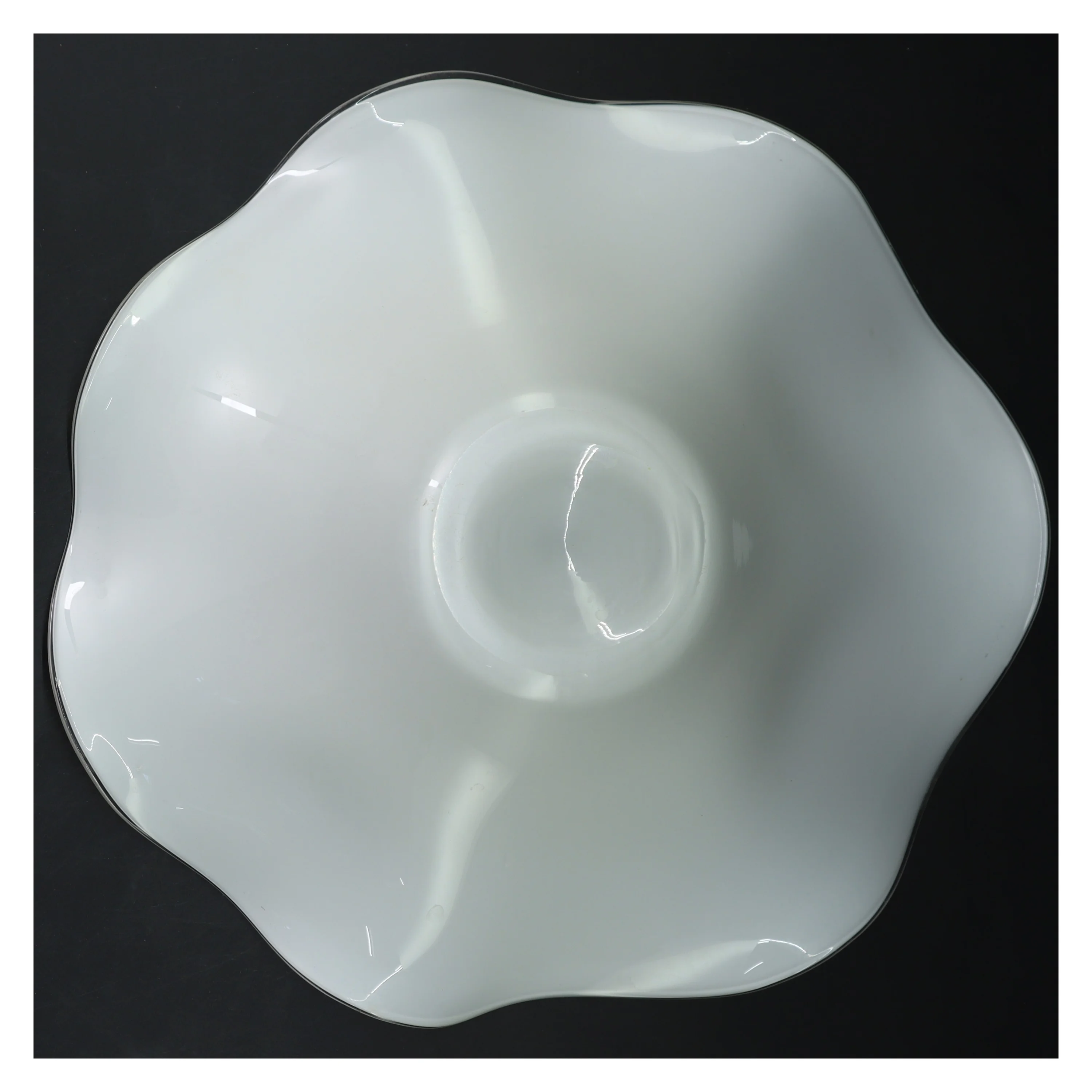 Hvid dekorativ glasskål (str. Ø 30,5 cm)