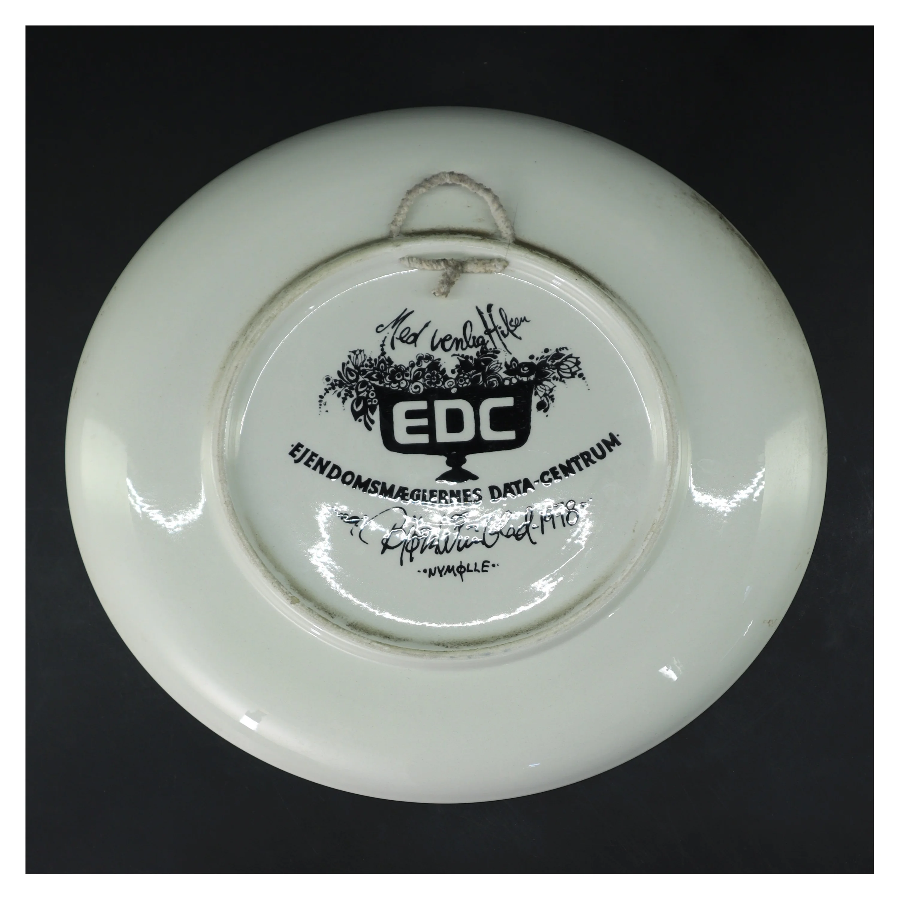 Dekorativ tallerken med kunstnerisk tryk fra Nymölle (str. Ø 27 cm)