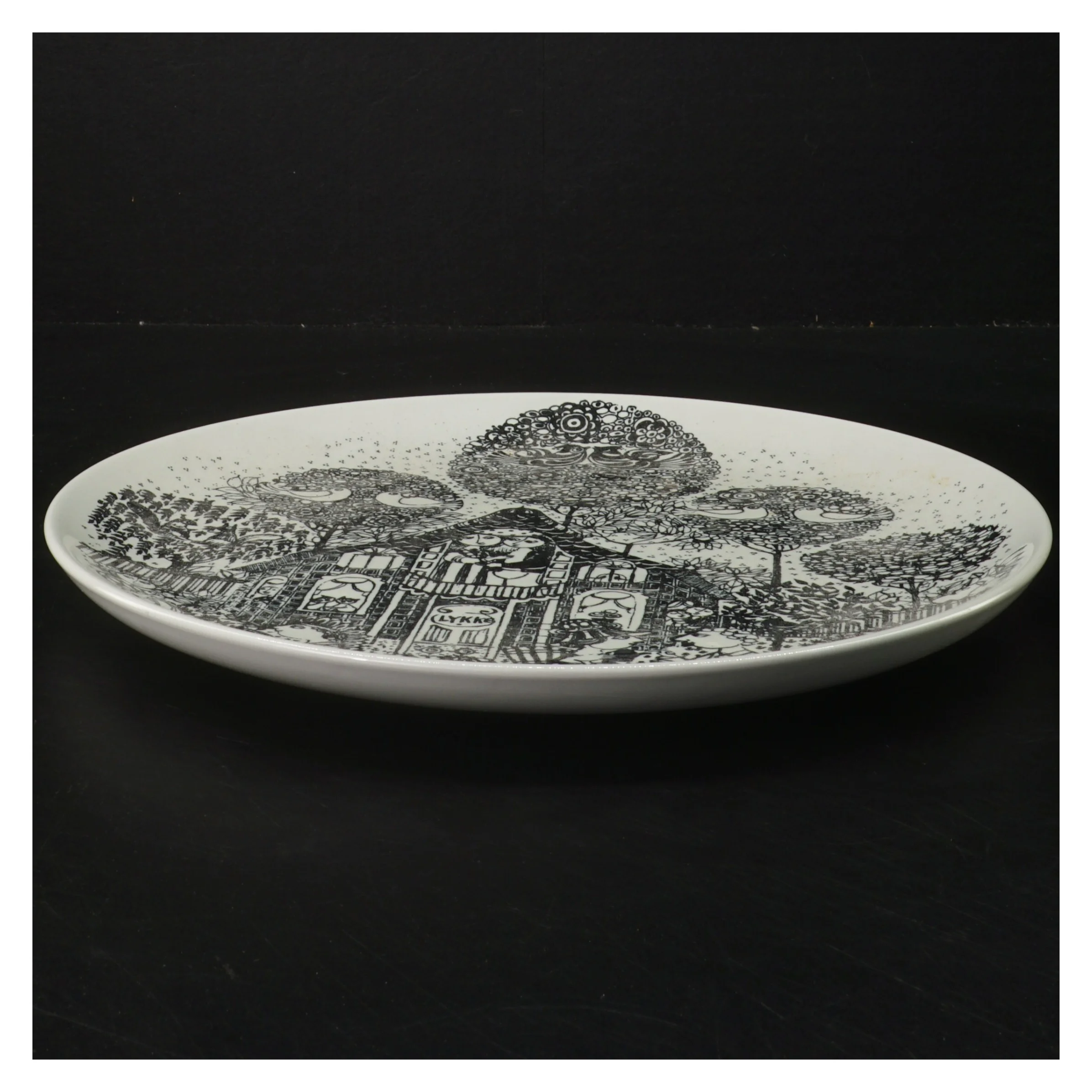 Dekorativ tallerken med kunstnerisk tryk fra Nymölle (str. Ø 27 cm)