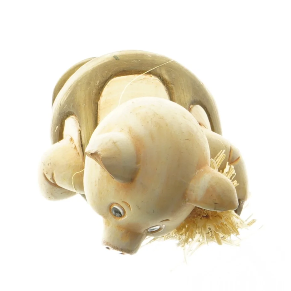 Dekorativ keramisk grisefigur (str. 13,5 cm)