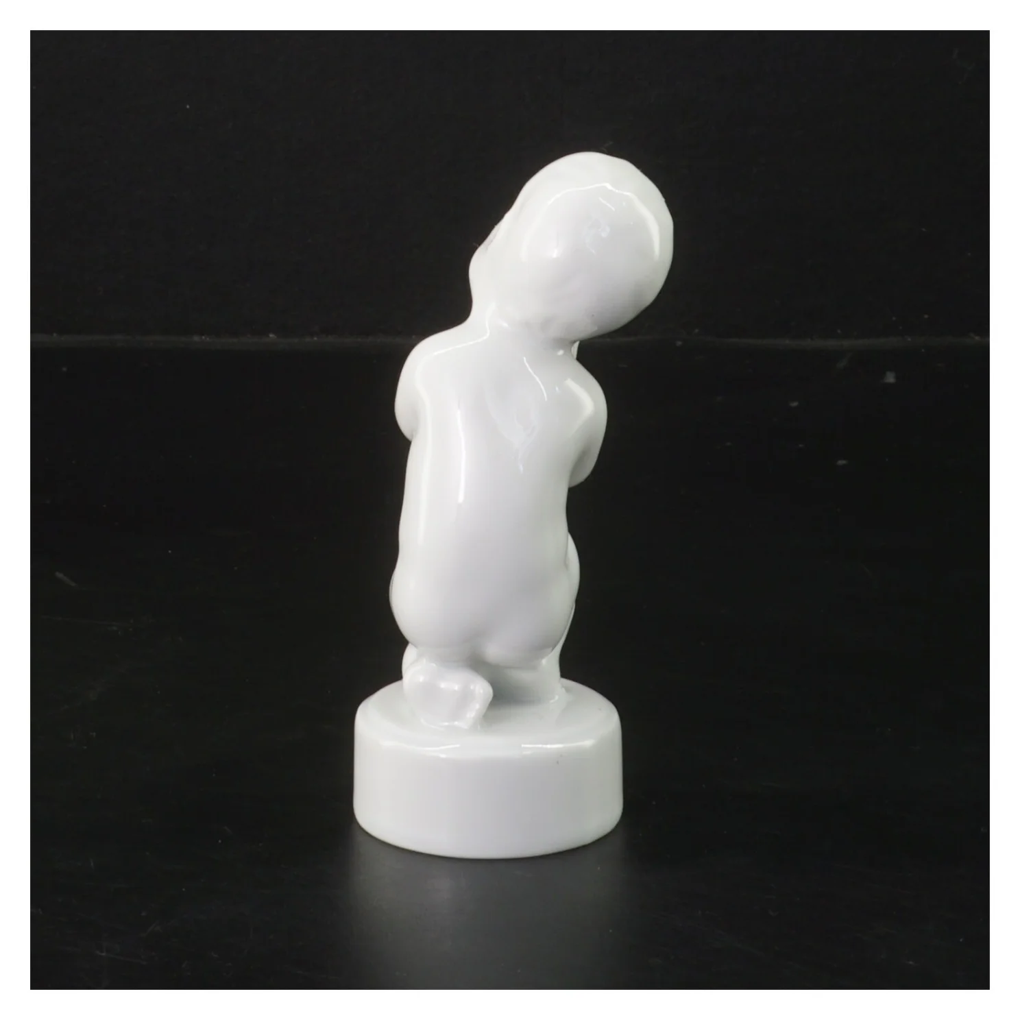 Porcelænsfigur af barn fra Royal Copenhagen (str. 12 cm)