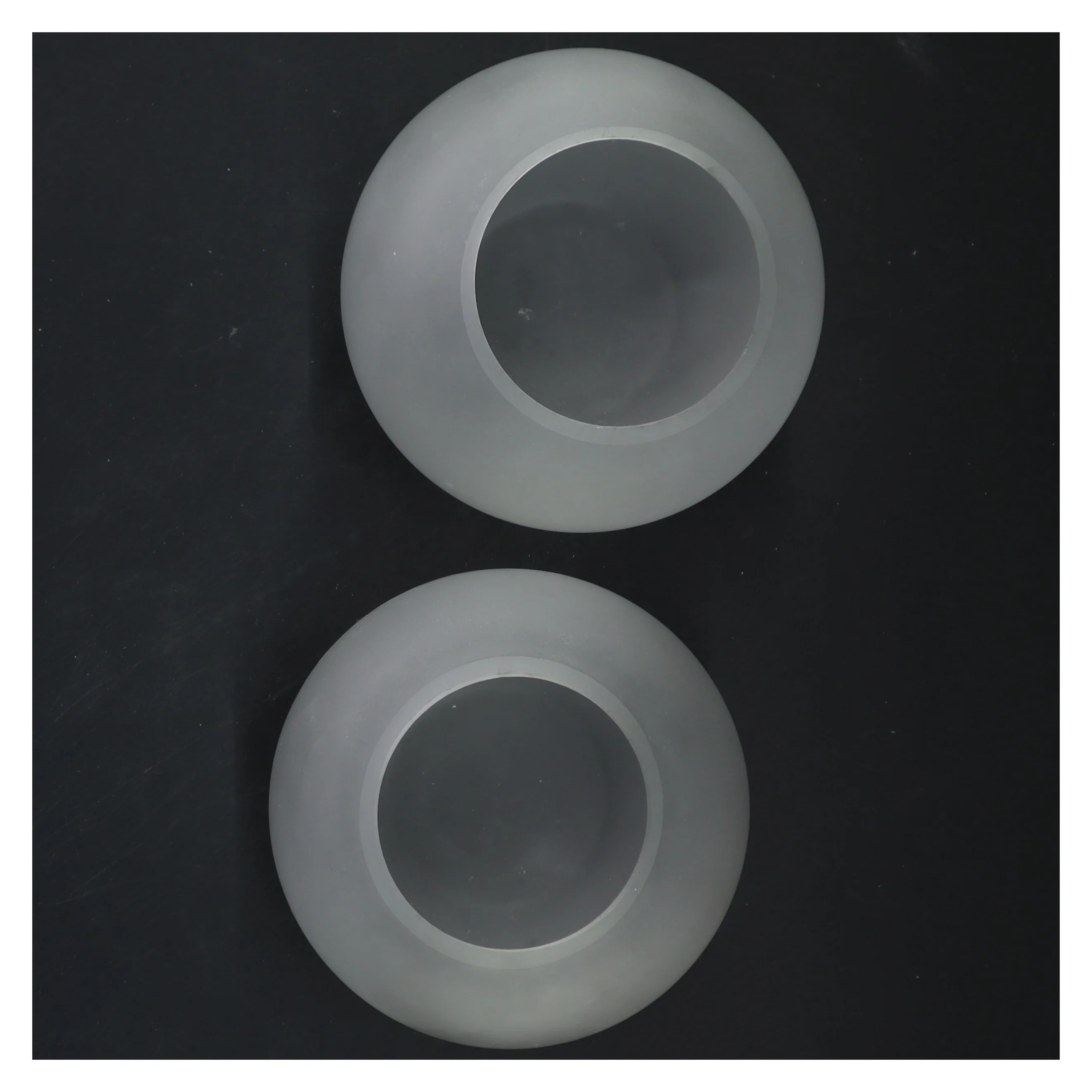 Par af hvid glasvaser fra Menu (str. Ø 10 cm)