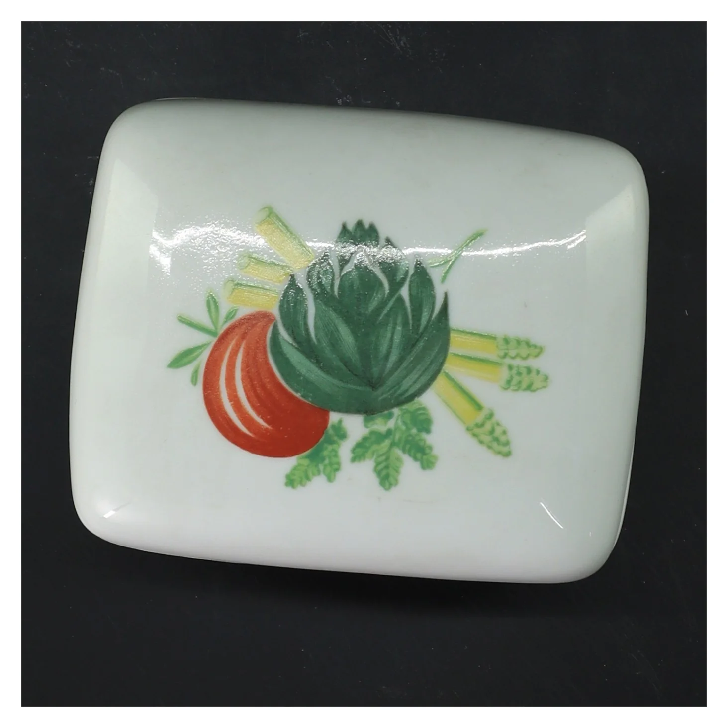 Porcelænsæske med grøntsagsmotiv fra Lyngby (str. 11,5x9x6,5 cm)