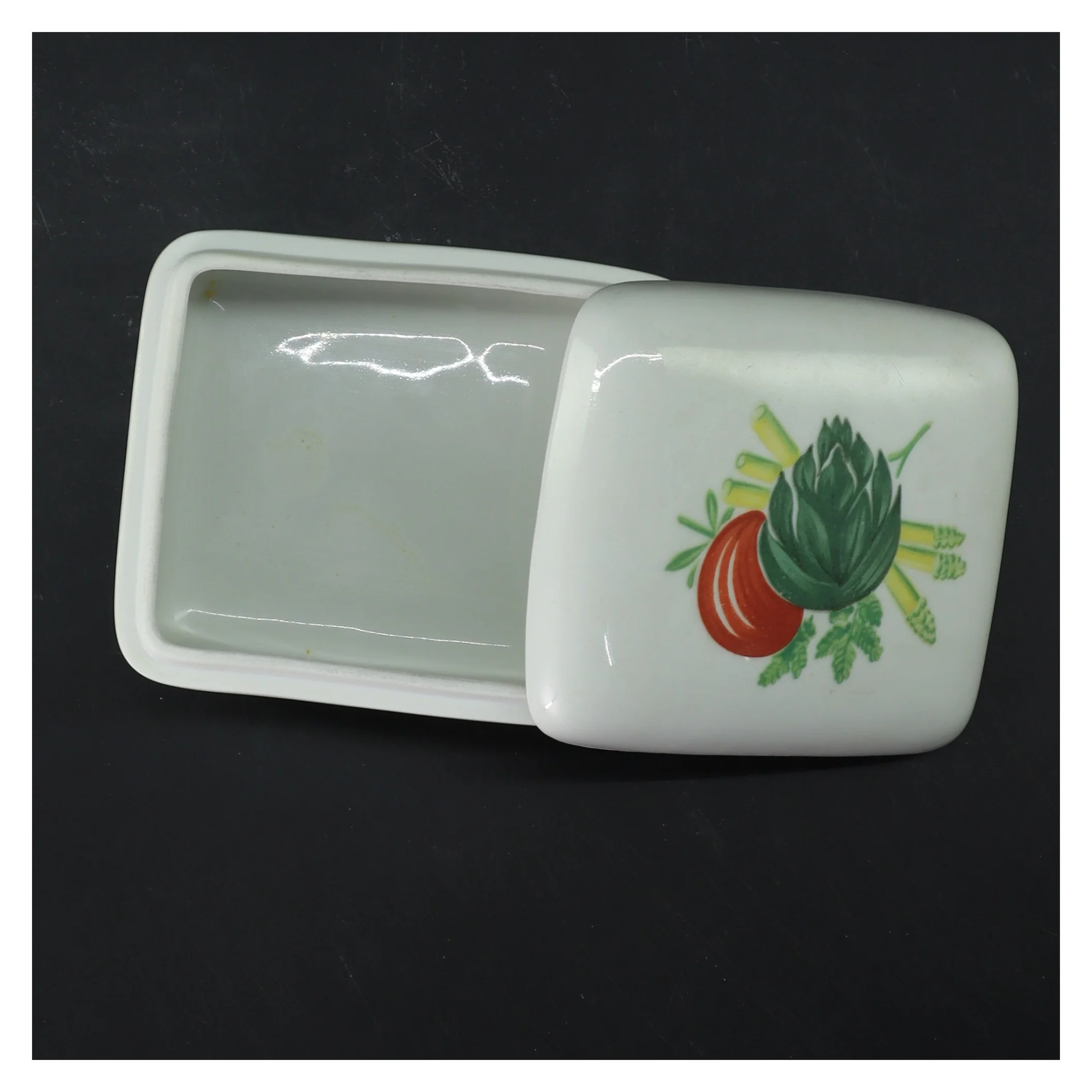 Porcelænsæske med grøntsagsmotiv fra Lyngby (str. 11,5x9x6,5 cm)