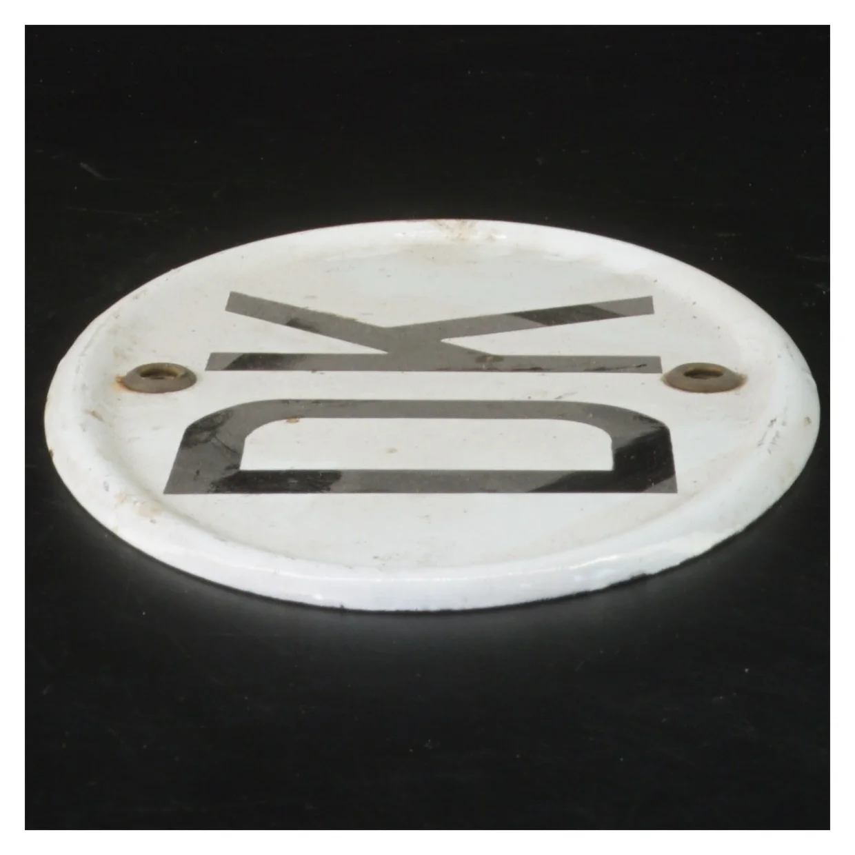 Metal bilskilt med bogstaver 'DK' (str. 20x13,5 cm)