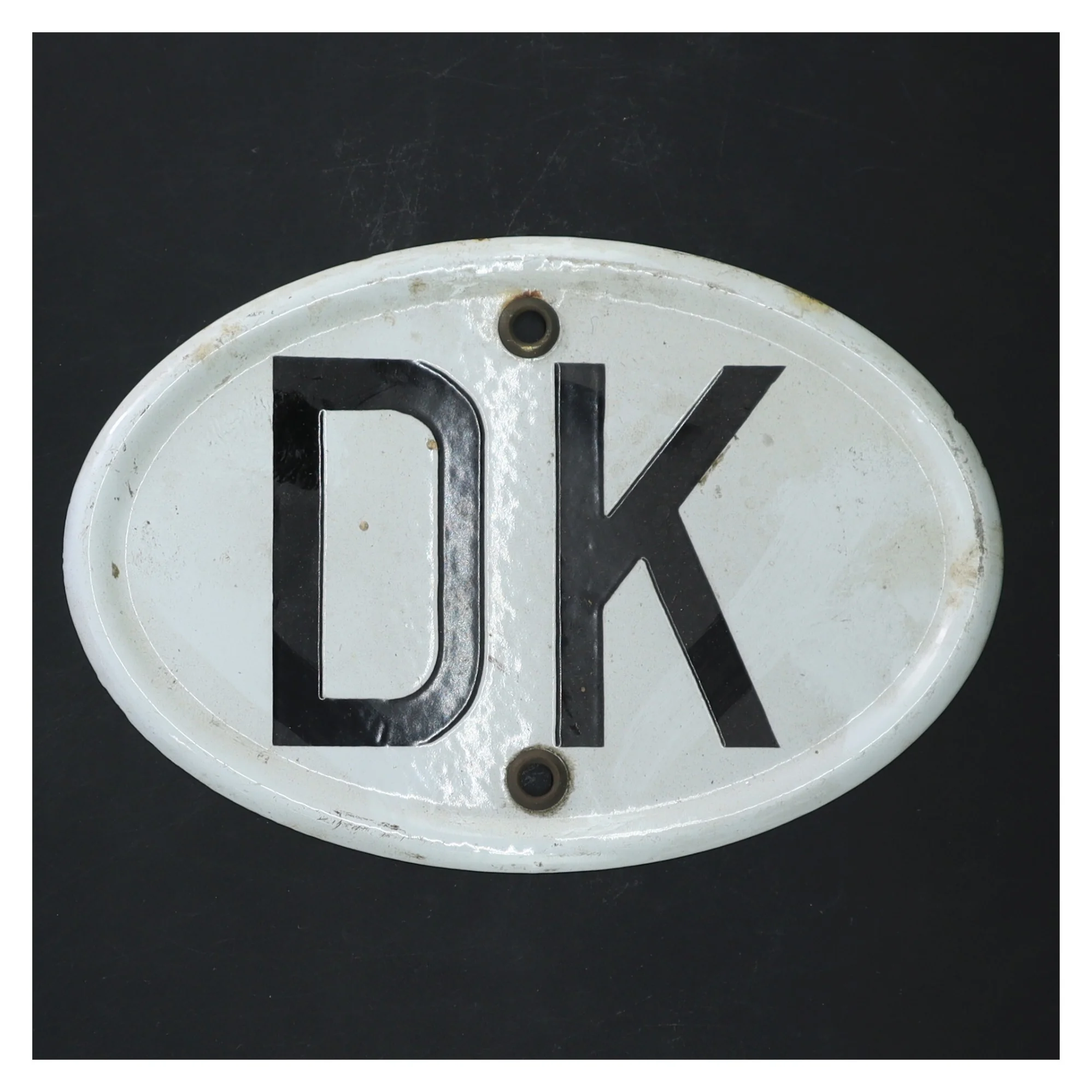 Metal bilskilt med bogstaver 'DK' (str. 20x13,5 cm)