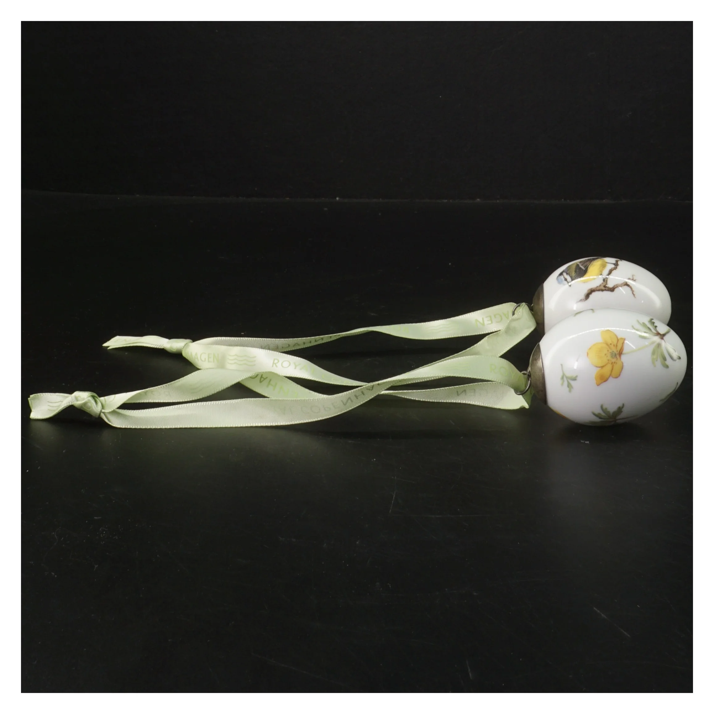 Porcelæns påskeæg ophæng med fugl og blomster fra Royal Copenhagen (str. 7 cm)