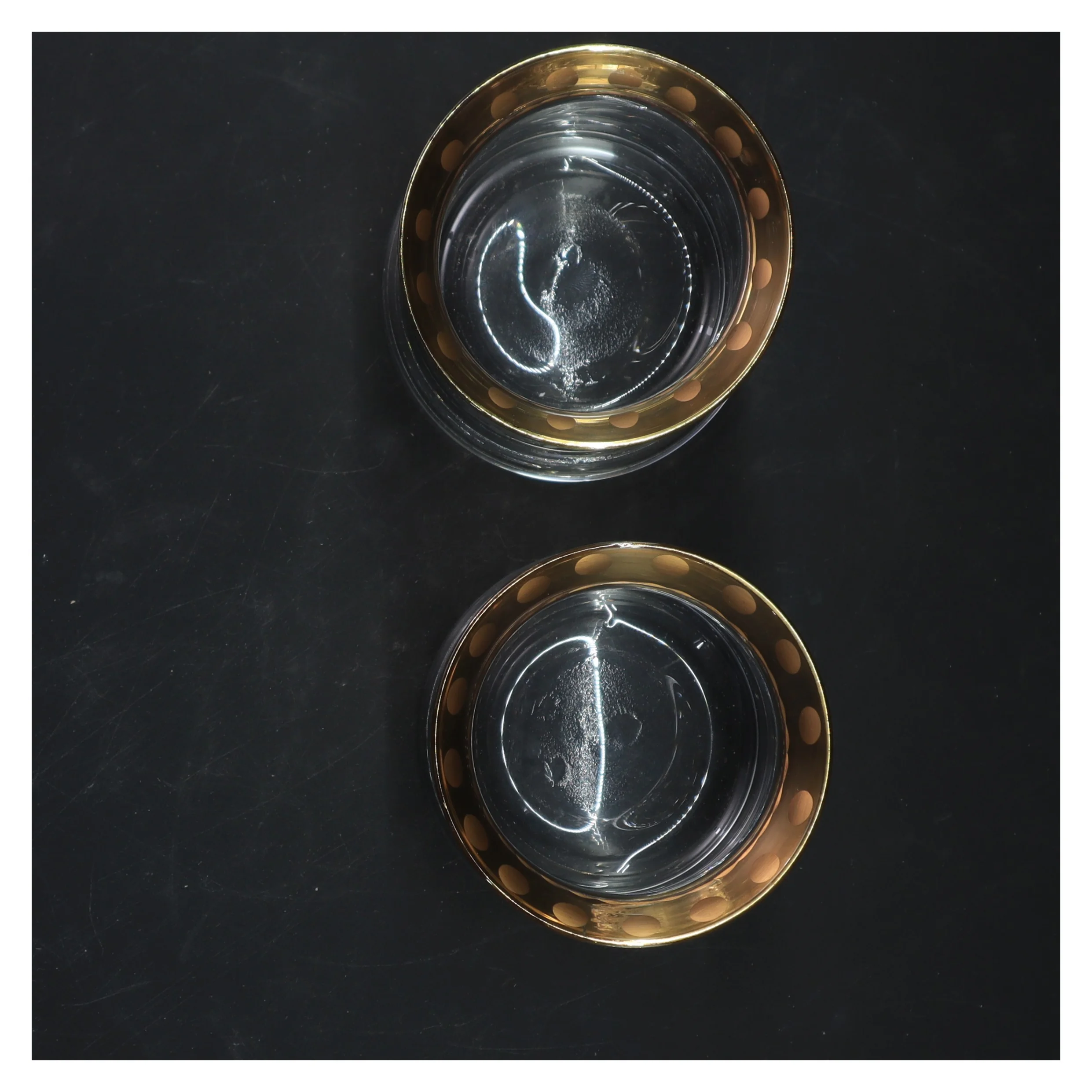 Glasvaser med guldkant (str. 9x10 cm)