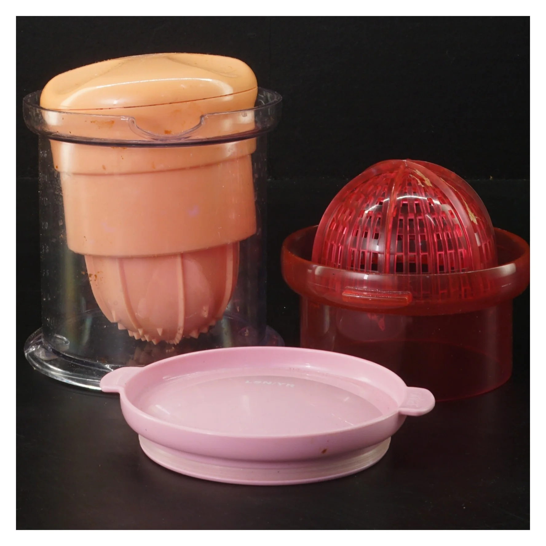 Frugtpresse med lufttæt låg fra Mastrad (str. 12 cm)