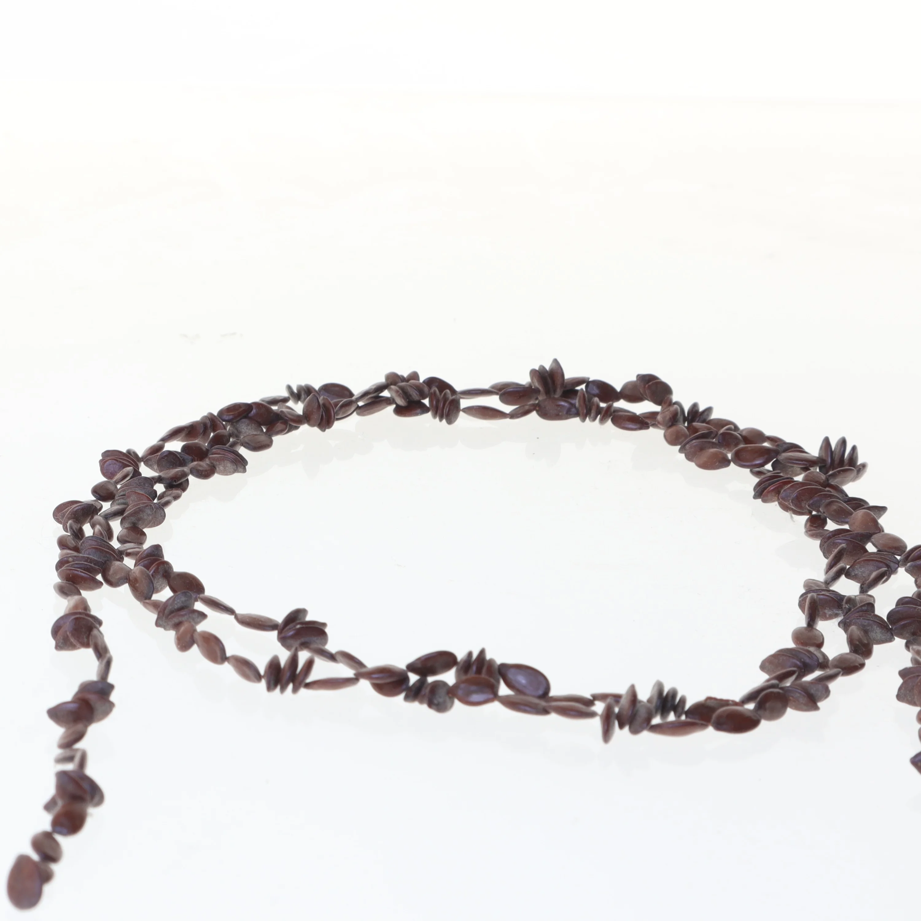 Lang halskæde med brune perler (str. 140 cm)