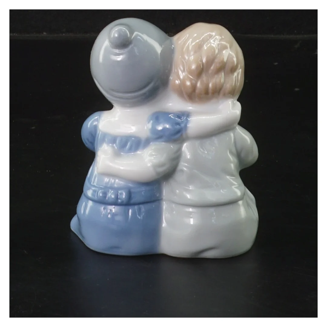 Porcelænsfigur af børn der læser (str. 8x6x9 cm)