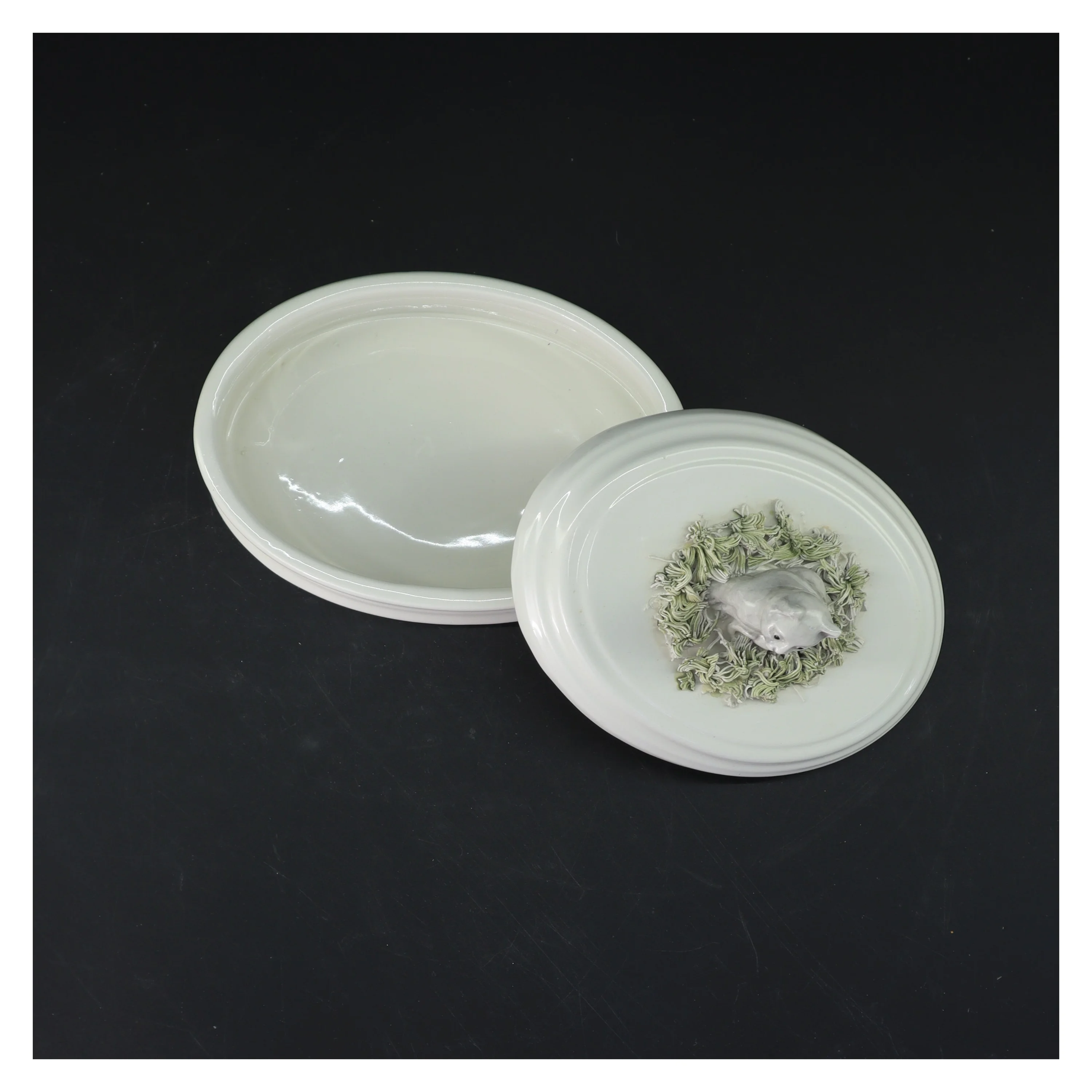 Oval porcelænsæske med kat (str. 15,5 cm)