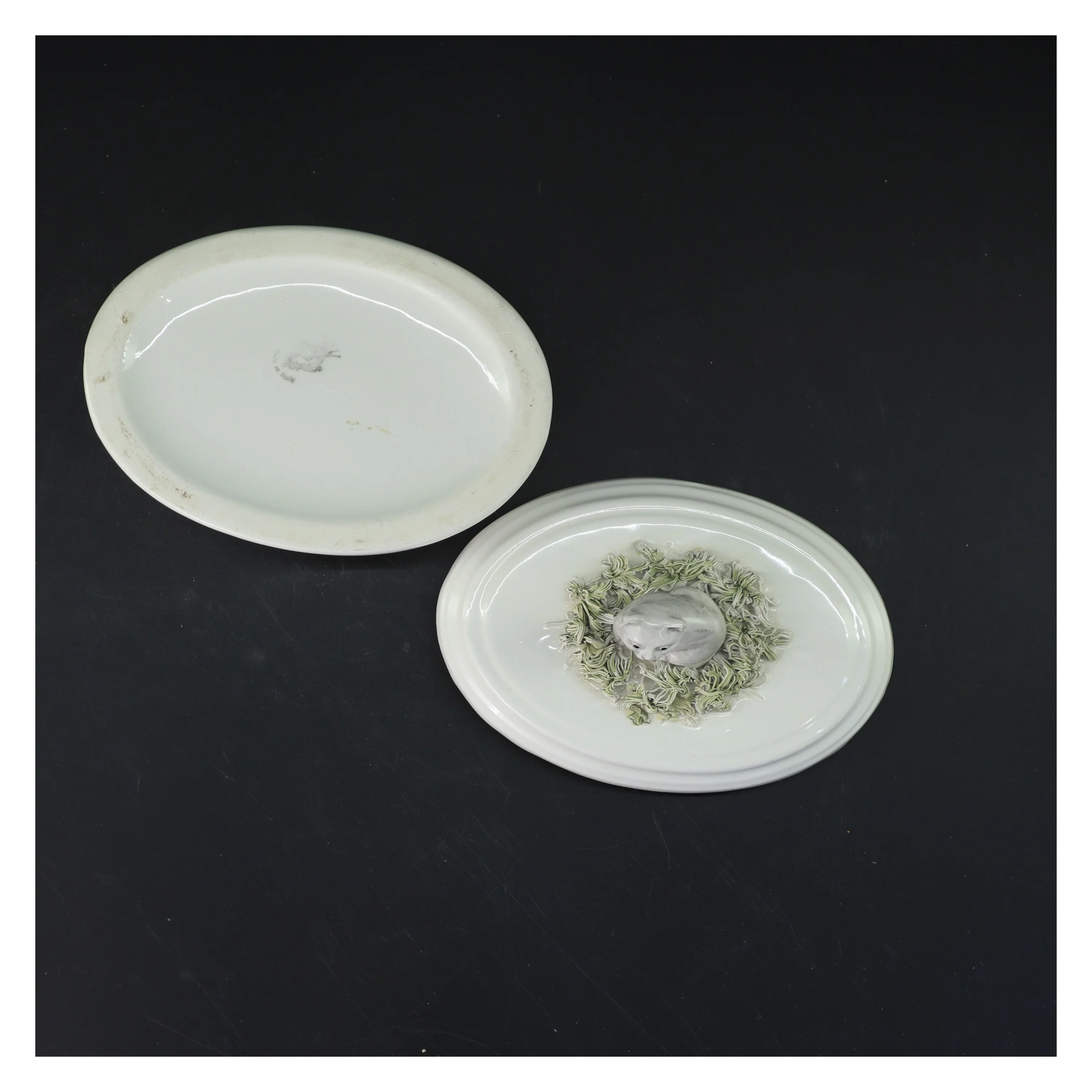 Oval porcelænsæske med kat (str. 15,5 cm)