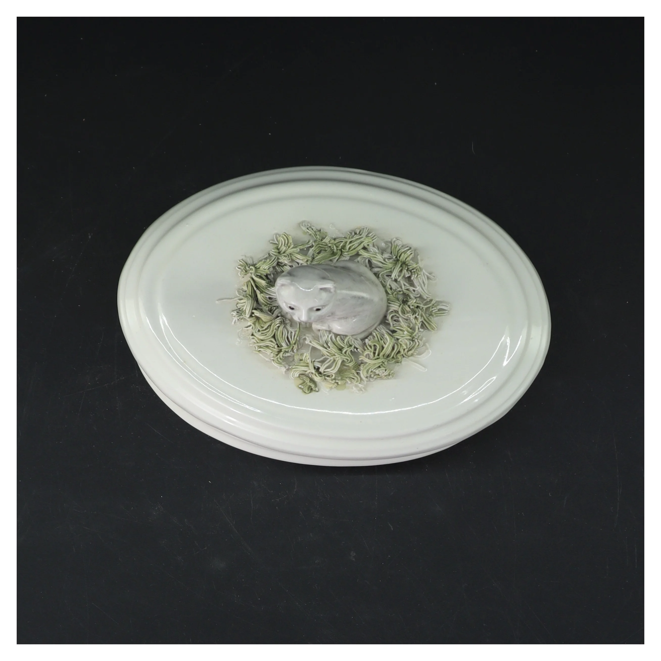 Oval porcelænsæske med kat (str. 15,5 cm)