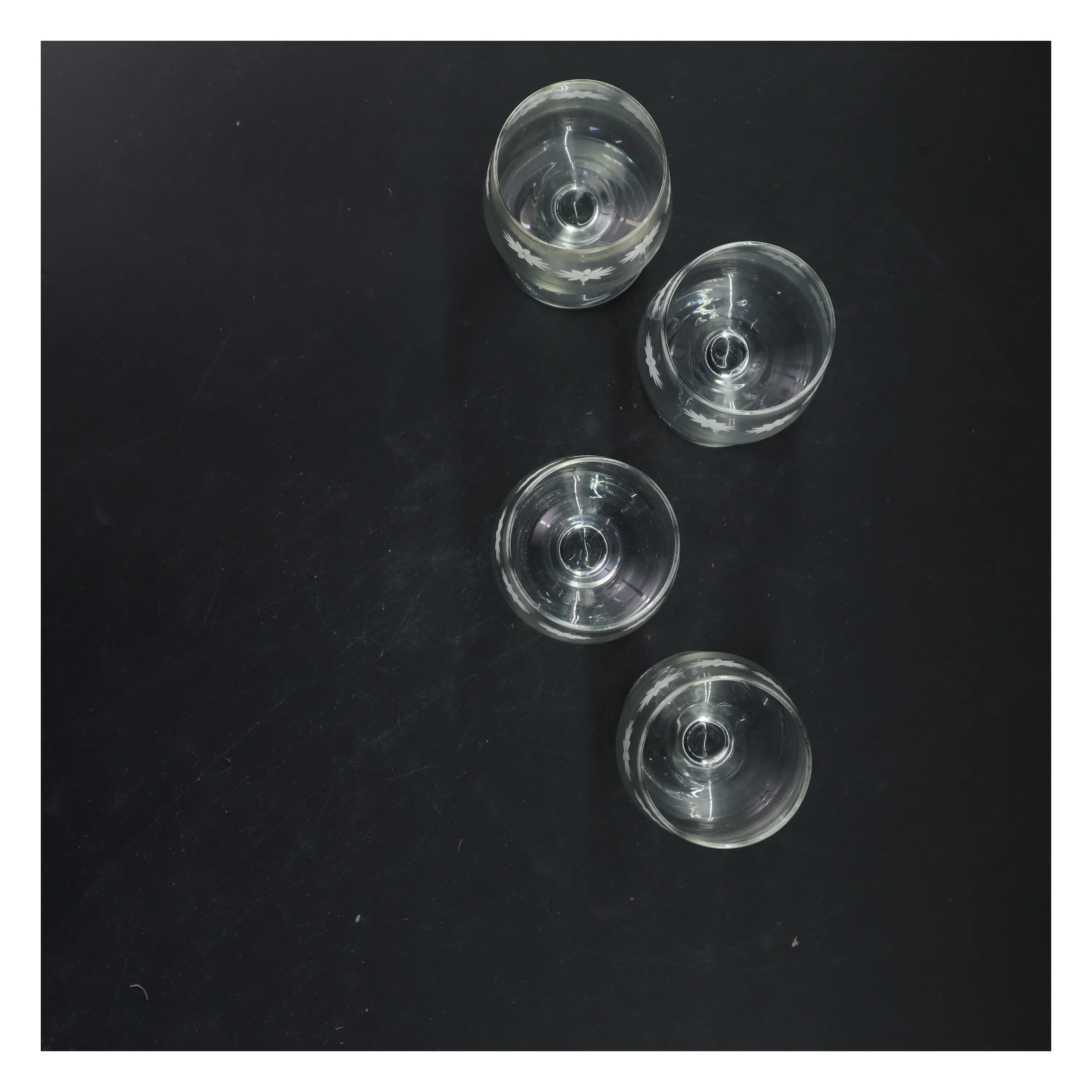 Sæt af glas med blomsterdesign (str. 15x6 cm)