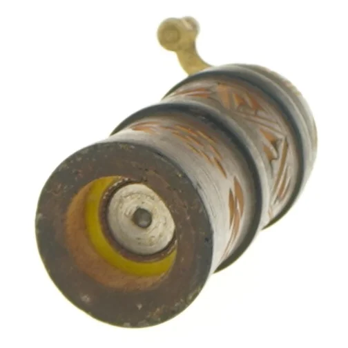 Træ peberkværn med udskæringer (str. 12 cm)