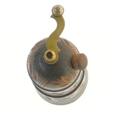 Træ peberkværn med udskæringer (str. 12 cm)