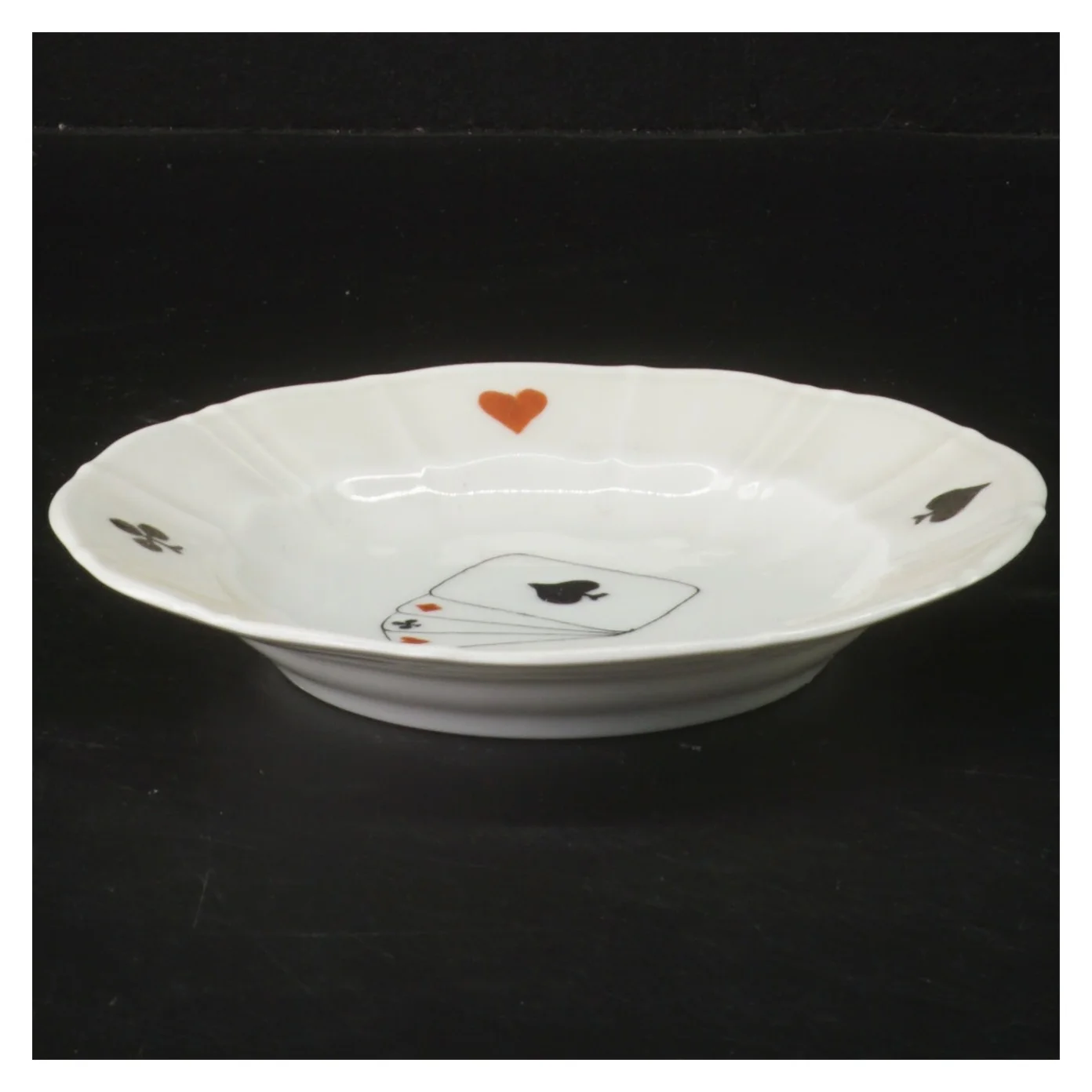 Porcelænstallerken med spillekortmotiv fra Bing Og Grøndal (str. Ø 15,5 cm)