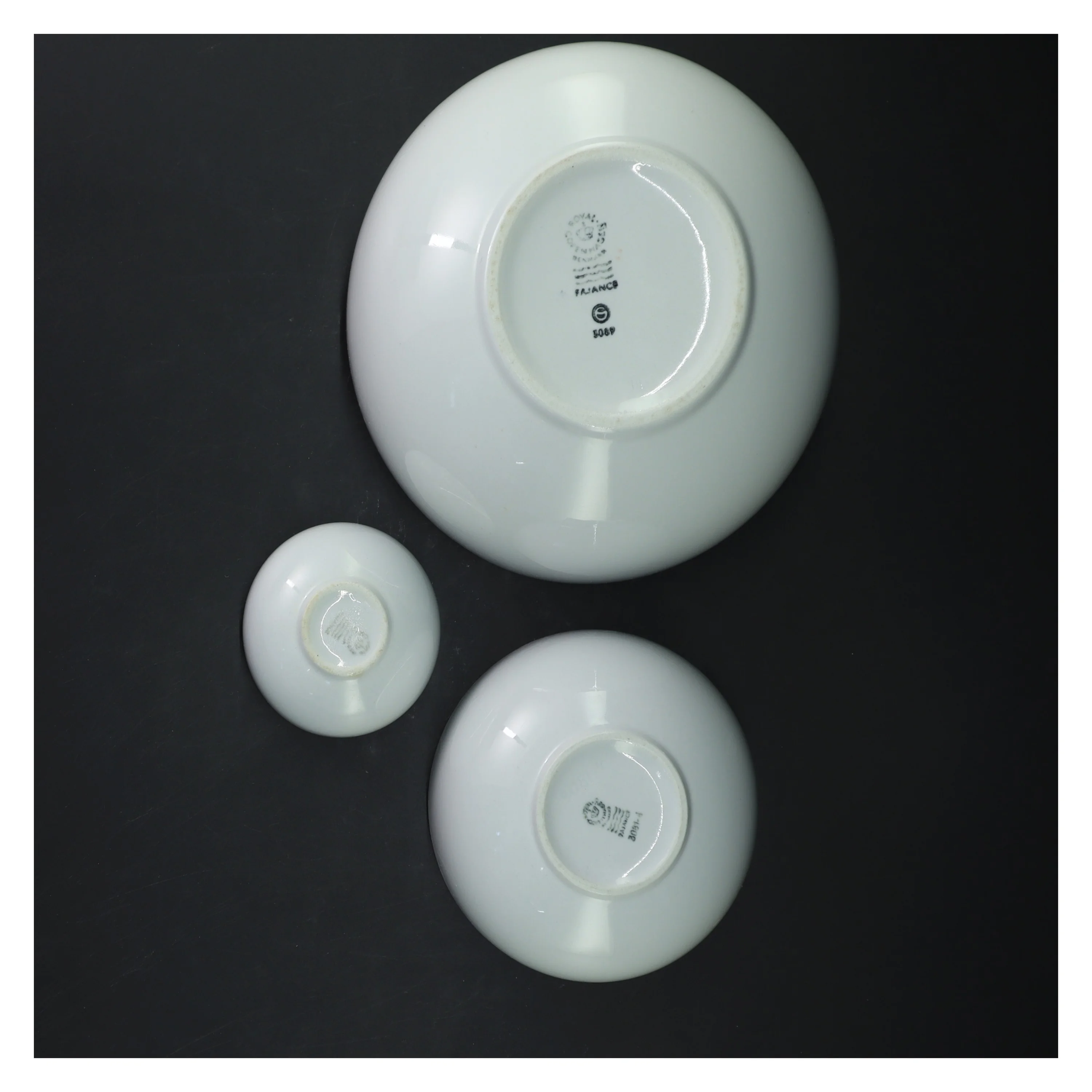 Sæt af tre hvide skåle fra Royal Copenhagen blå kant (str. Ø 7, 11 og 17 cm)