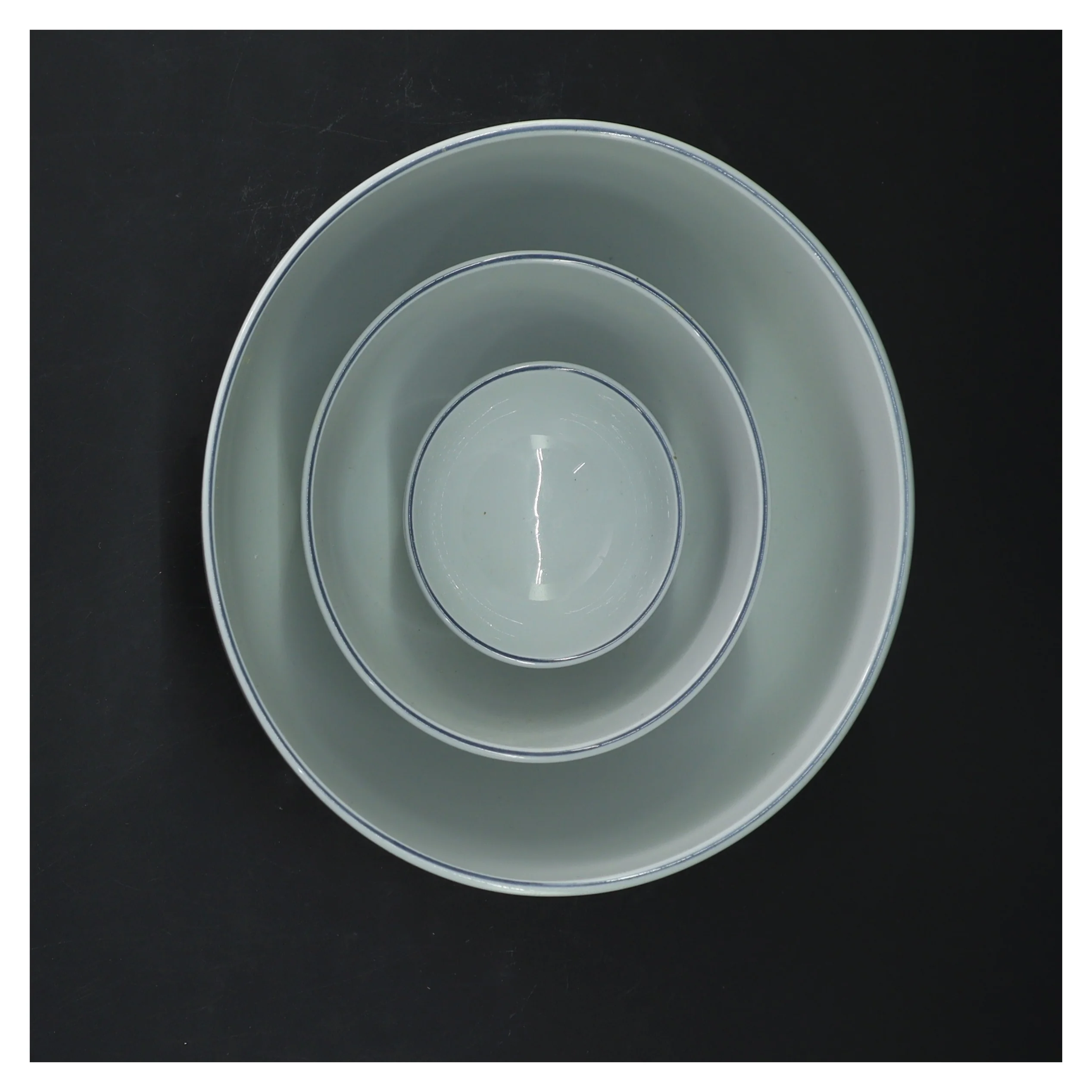 Sæt af tre hvide skåle fra Royal Copenhagen blå kant (str. Ø 7, 11 og 17 cm)