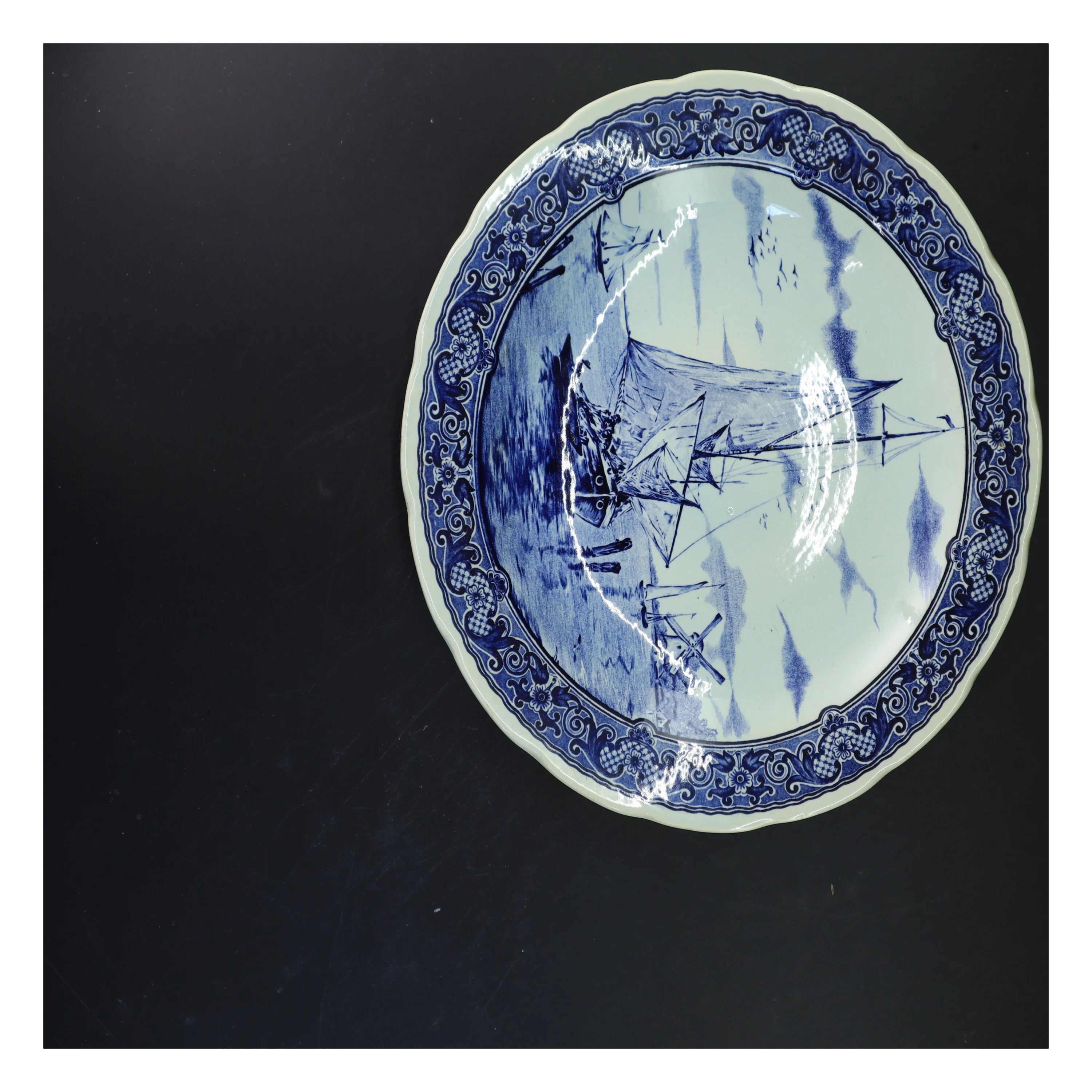 Dekorativt porcelain tallerken med skibsmotiv (str. Ø 31 cm)