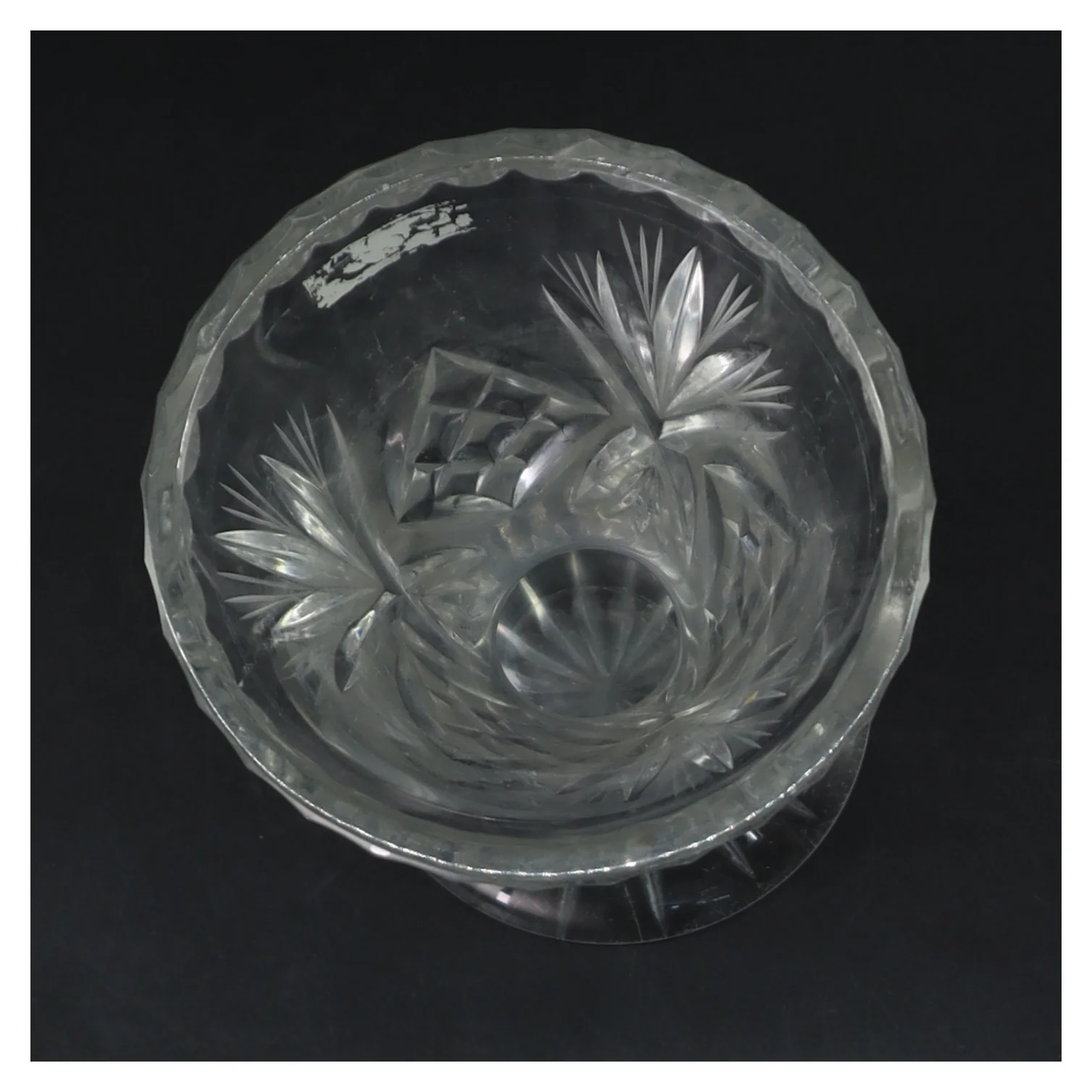 Glas vase med udskæringer (str. Ø 9,5 cm højde 18,5 cm)