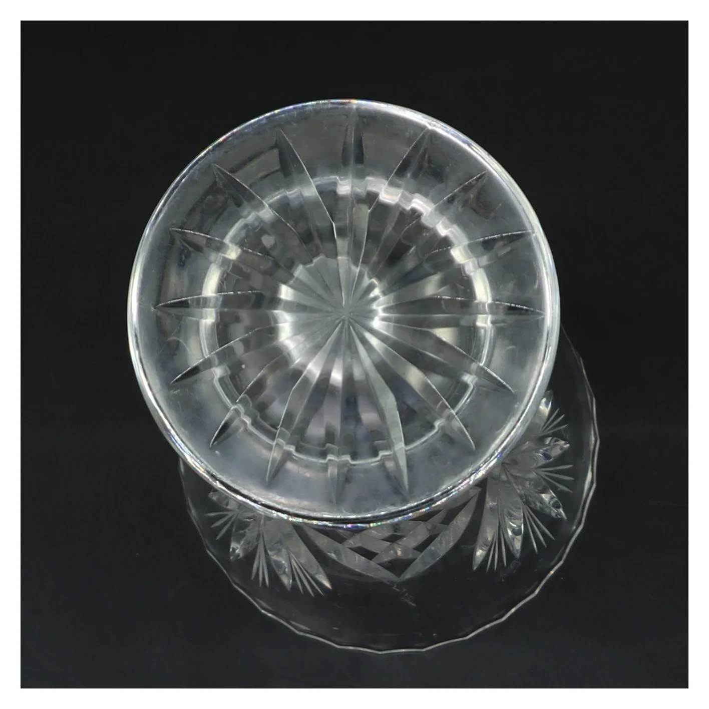 Glas vase med udskæringer (str. Ø 9,5 cm højde 18,5 cm)