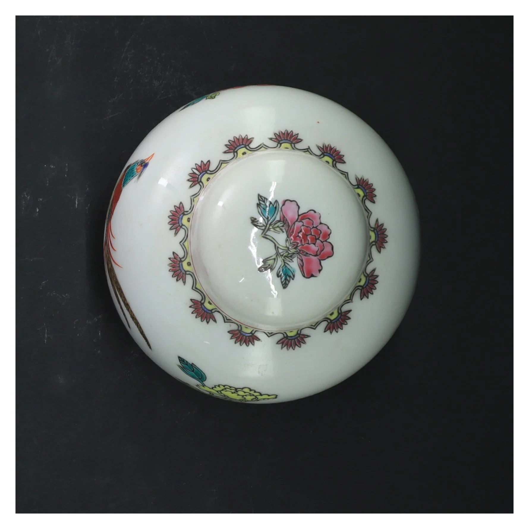 Dekorativ krukke med låg og fuglemotiv (str. 13 cm)