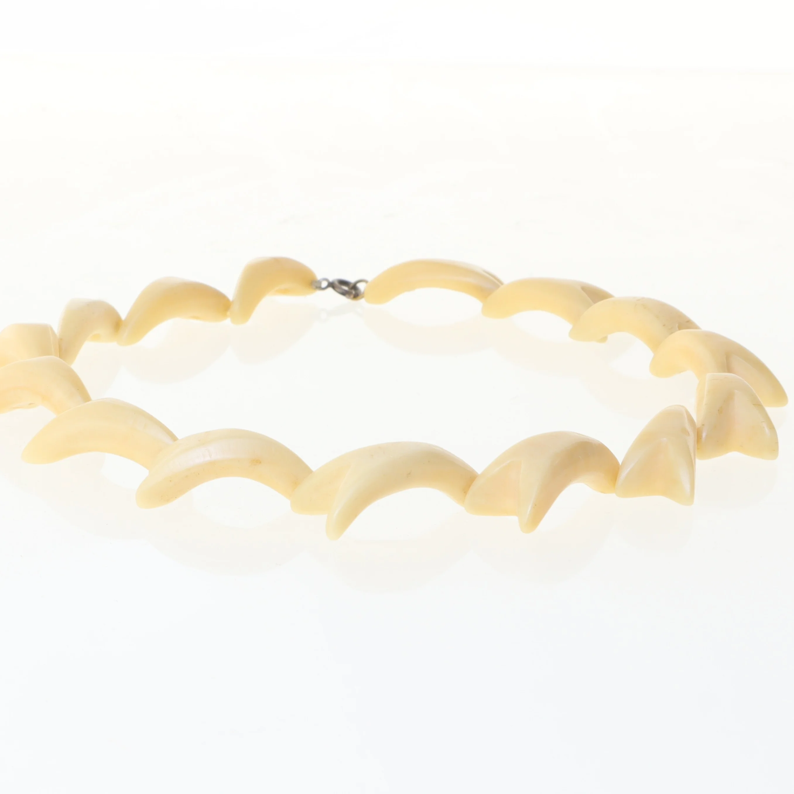 Halskæde med ben perler (str. 40 cm)