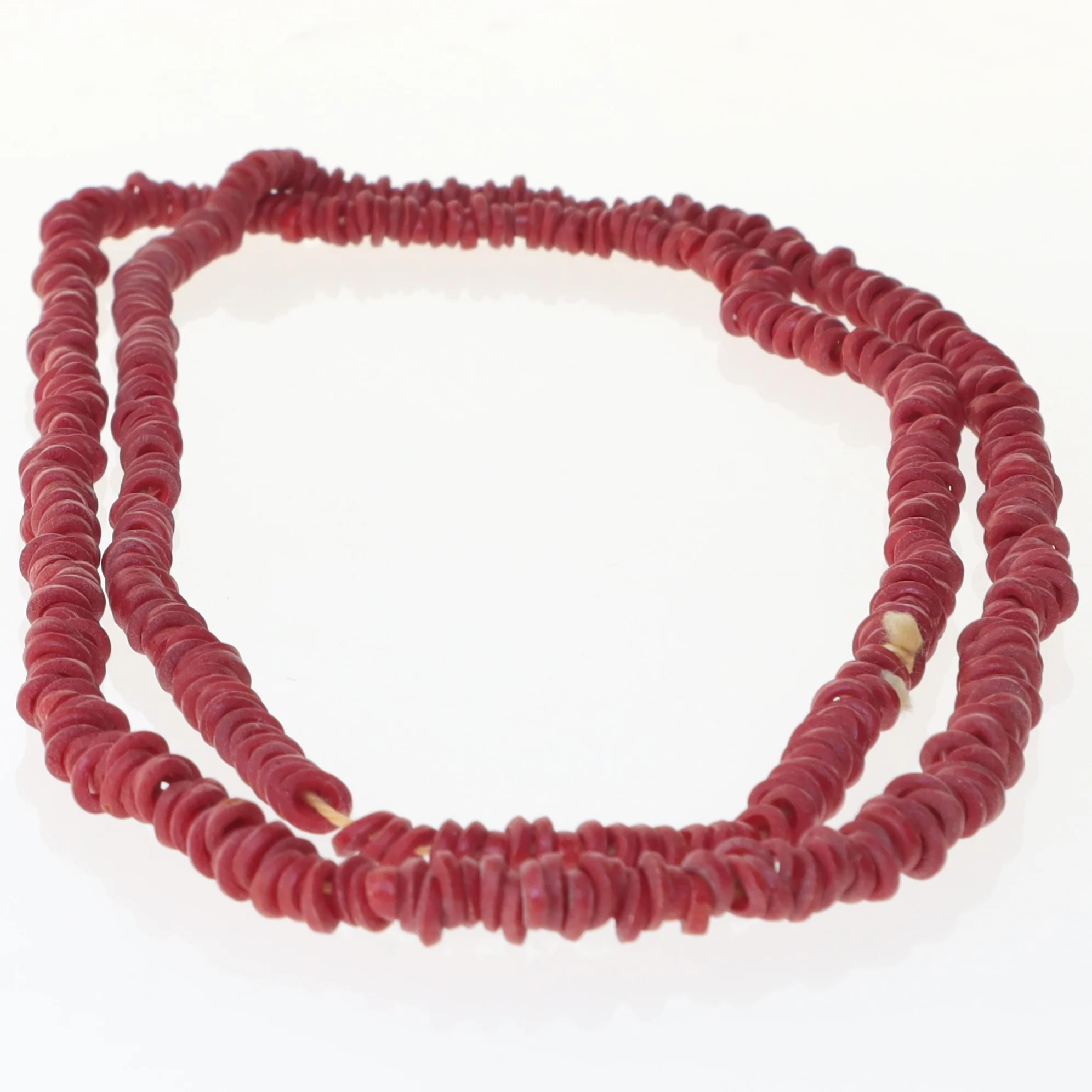 Rød halskæde med perler (str. 90 cm)