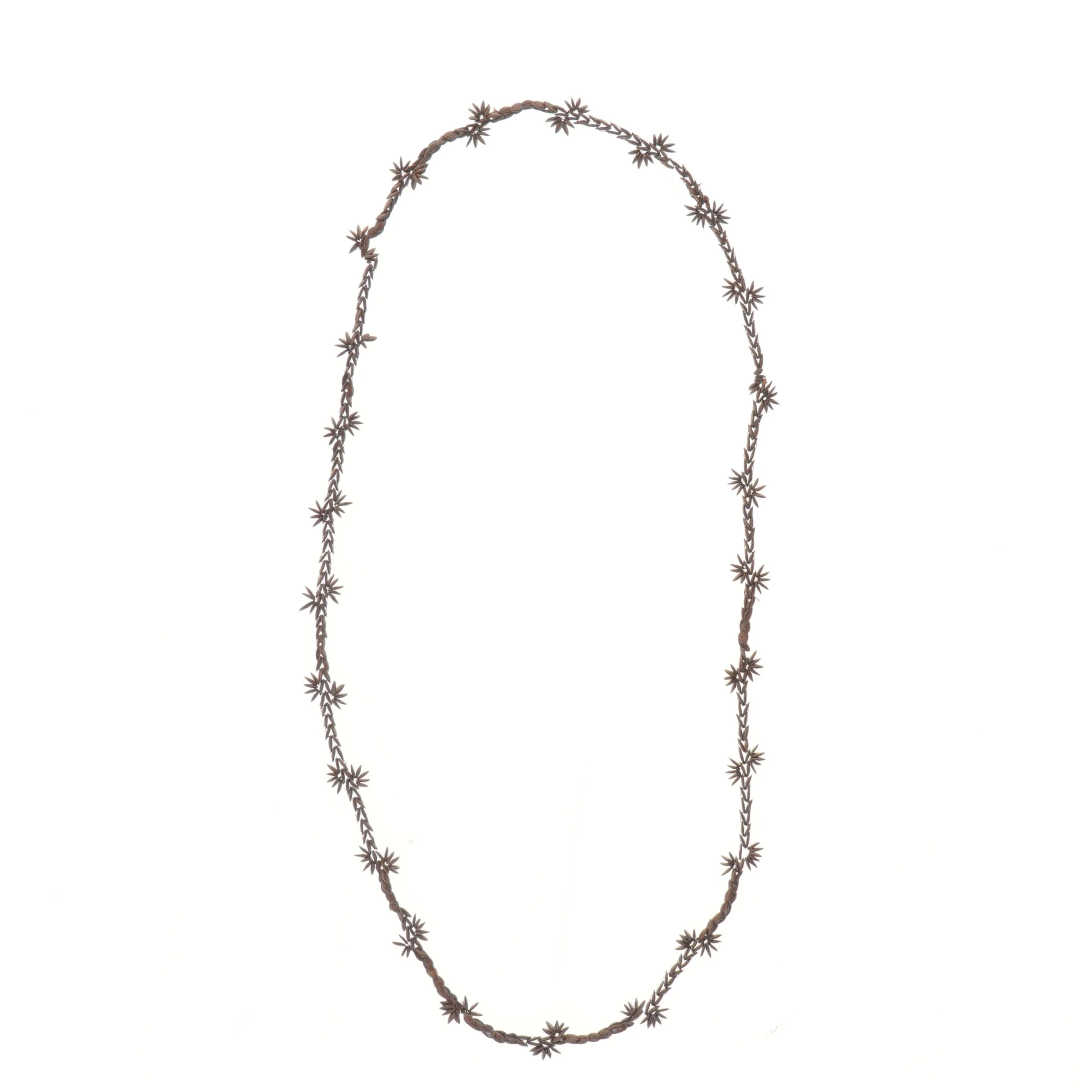 Dekorativ kæde med stjerneformede elementer (str. 110 cm)