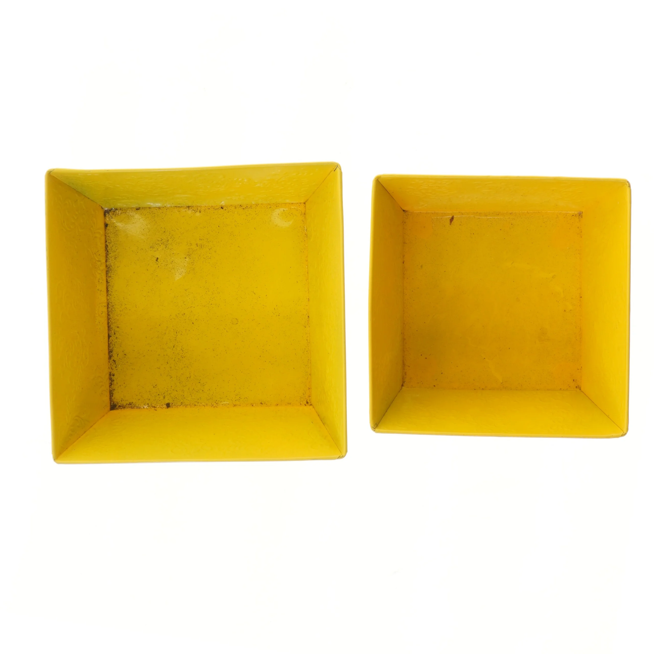 Gule dekorerede metalbakker (str. 2 stk 23x23 & 20x20 cm)