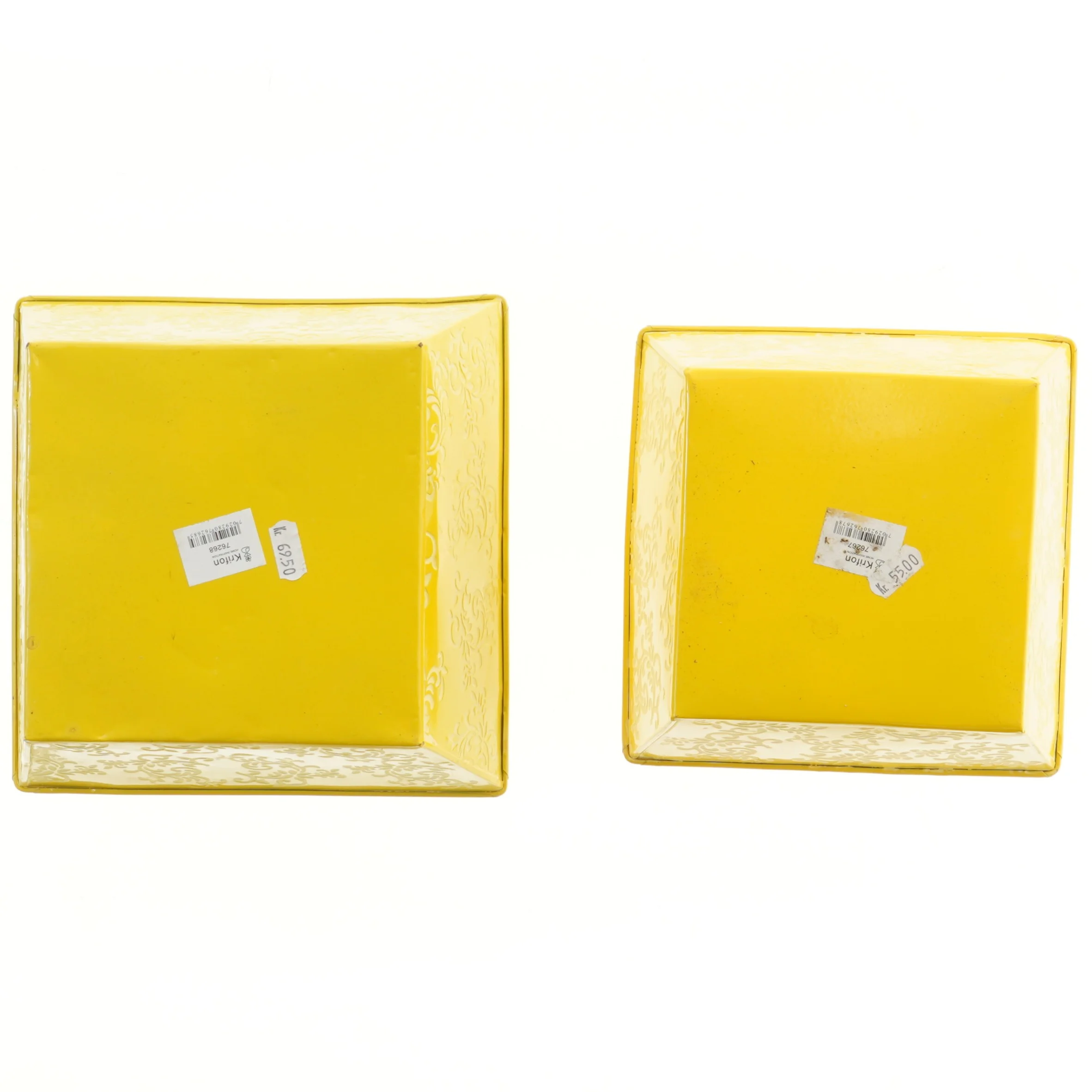 Gule dekorerede metalbakker (str. 2 stk 23x23 & 20x20 cm)