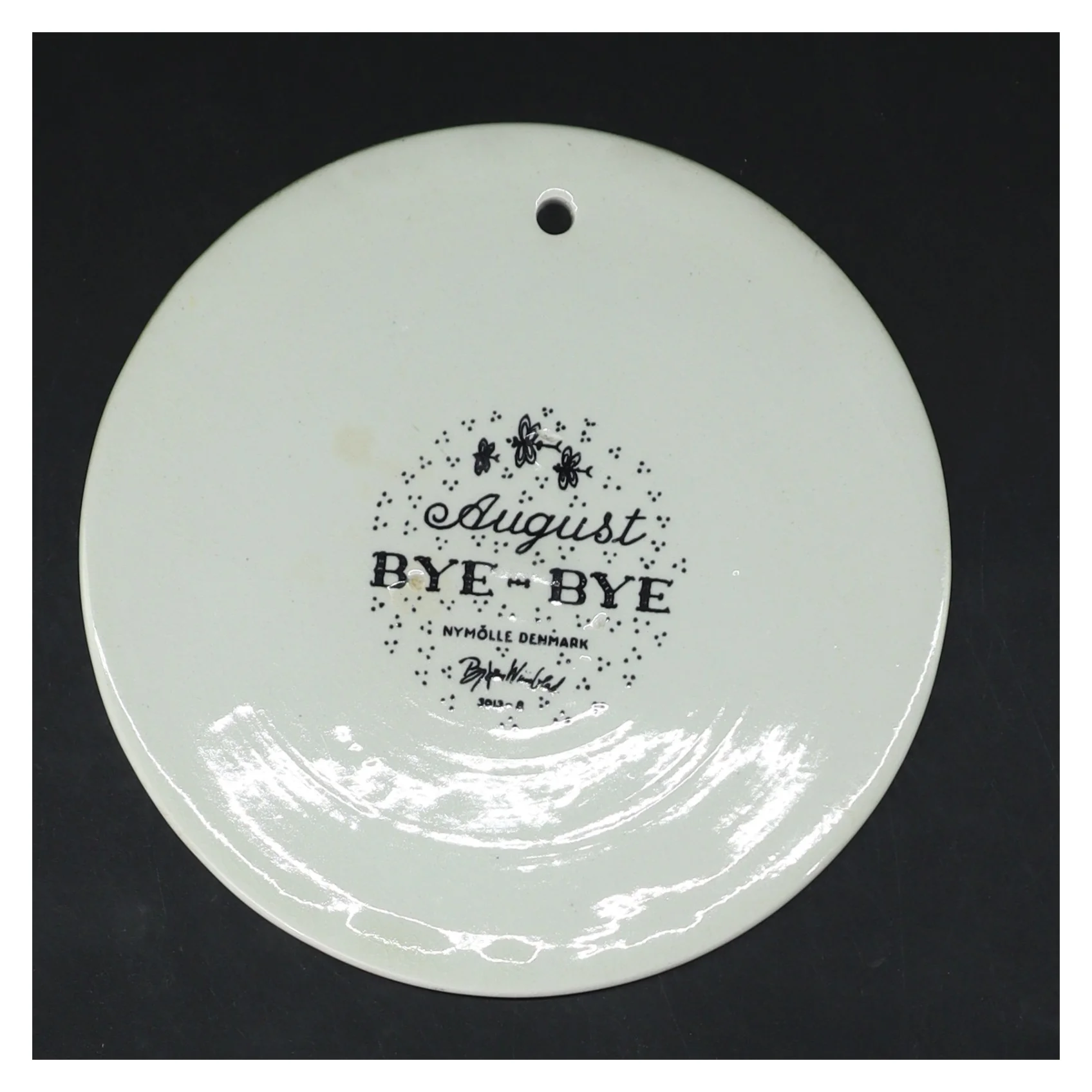 Dekorativt vægskilt med illustration fra Bjørn Wiinblad, Nymølle (str. Ø 15,5 cm)