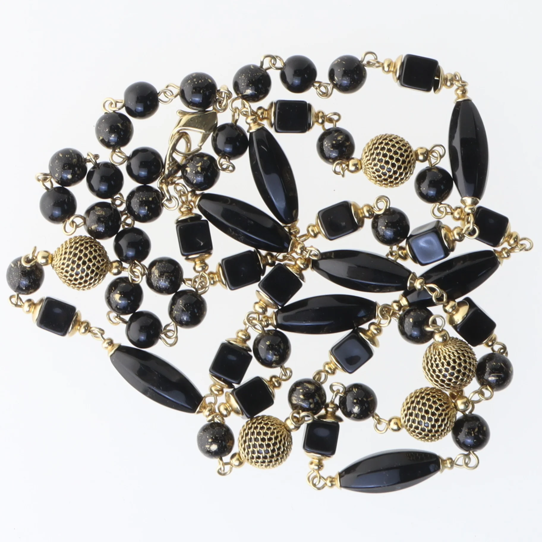 Lang halskæde med sorte og guldfarvede perler (str. 96 cm)