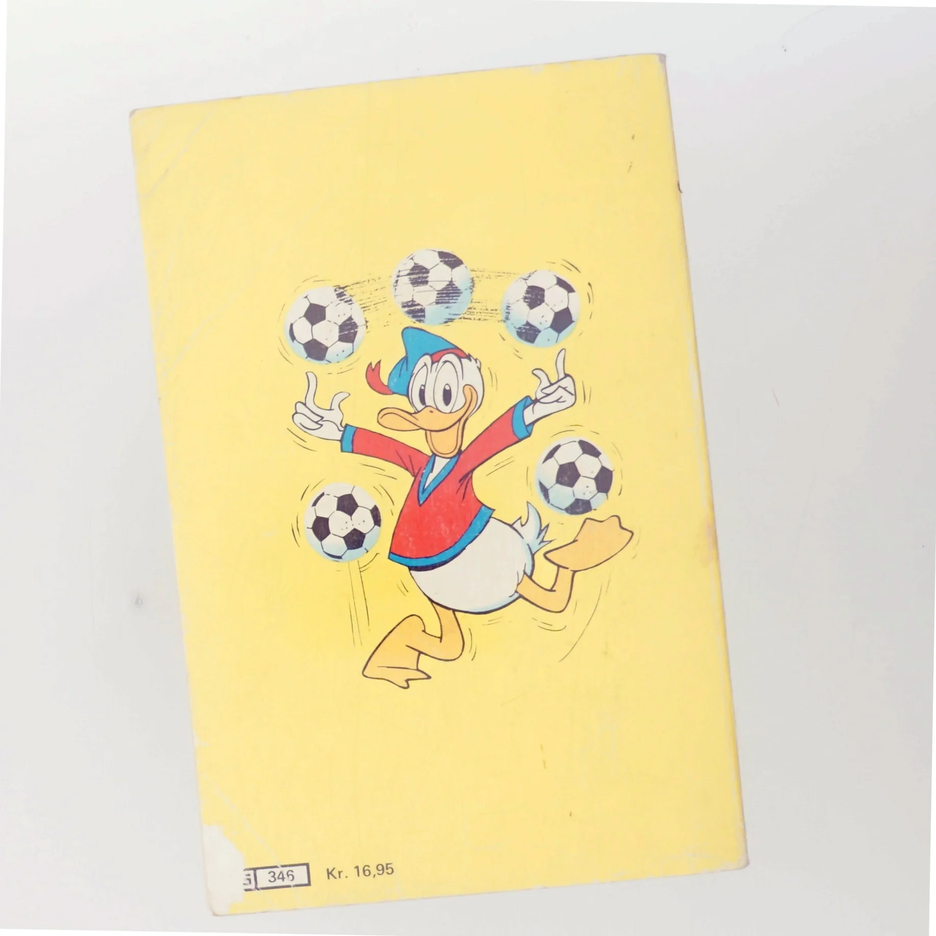 Anders And giver bolden op (Bog)