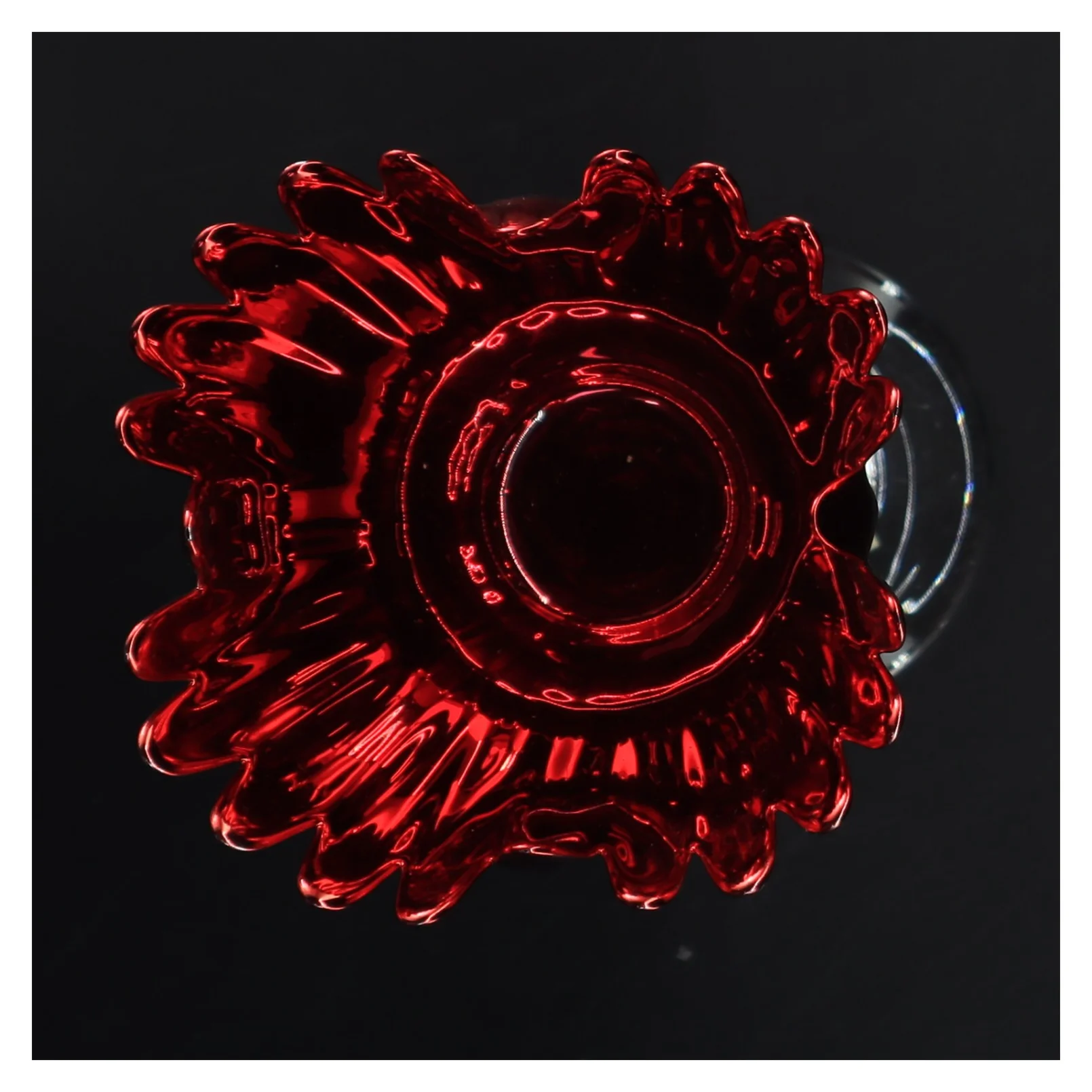 Dekorativ lysestage i glas med rød top fra Krifon (str. 11x20 cm)