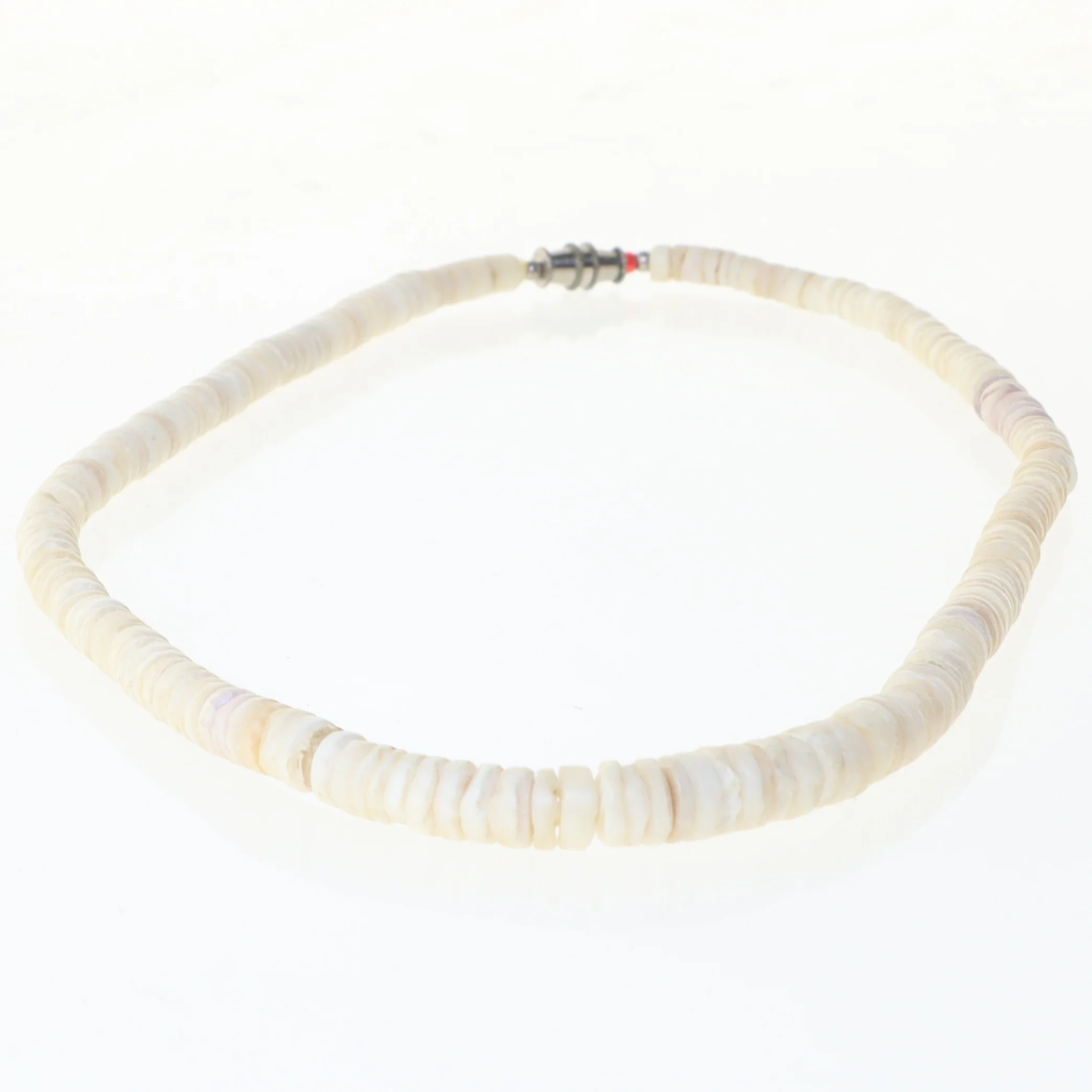 Halskæde med hvide skaller (str. 40 cm)