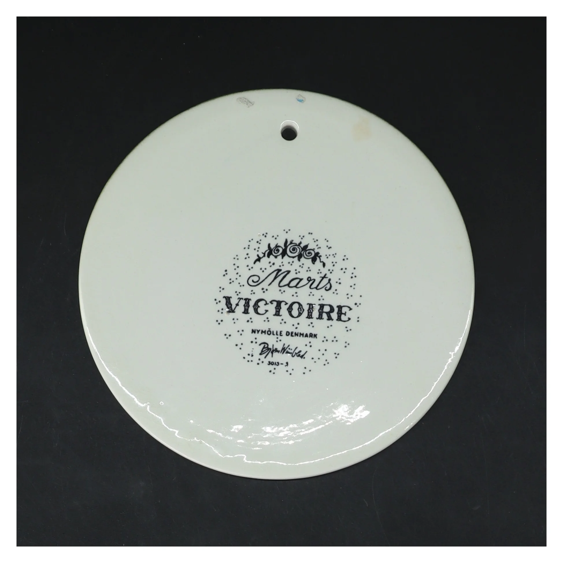 Vægdekoration Marts Victoire fra Bjørn Wiinblad (str. Ø 15,5 cm)