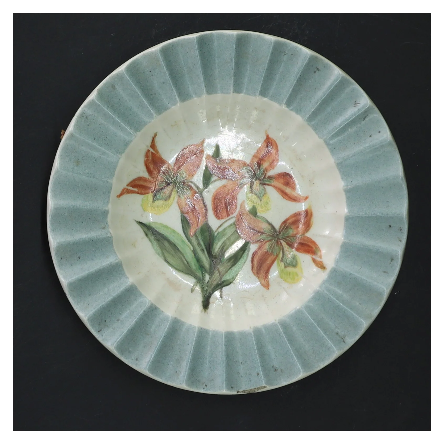 Porcelænsfad med blomstermotiv fra Lyngby (str. Ø 15 cm)