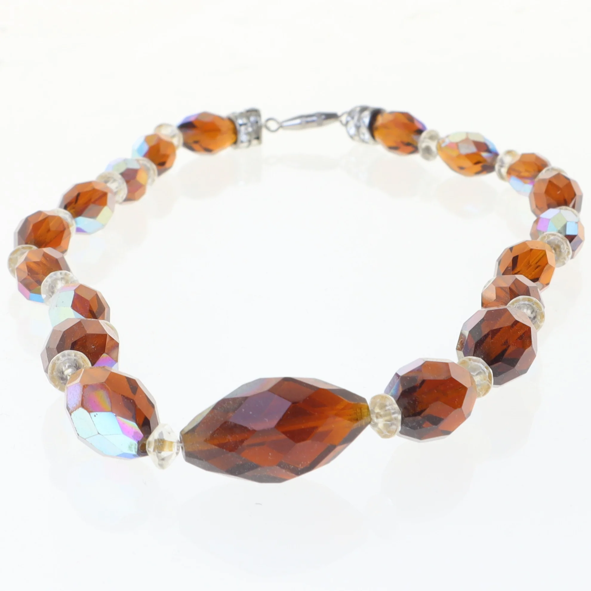 Facetslebet halskæde med brun-orange perler (str. 40 cm)