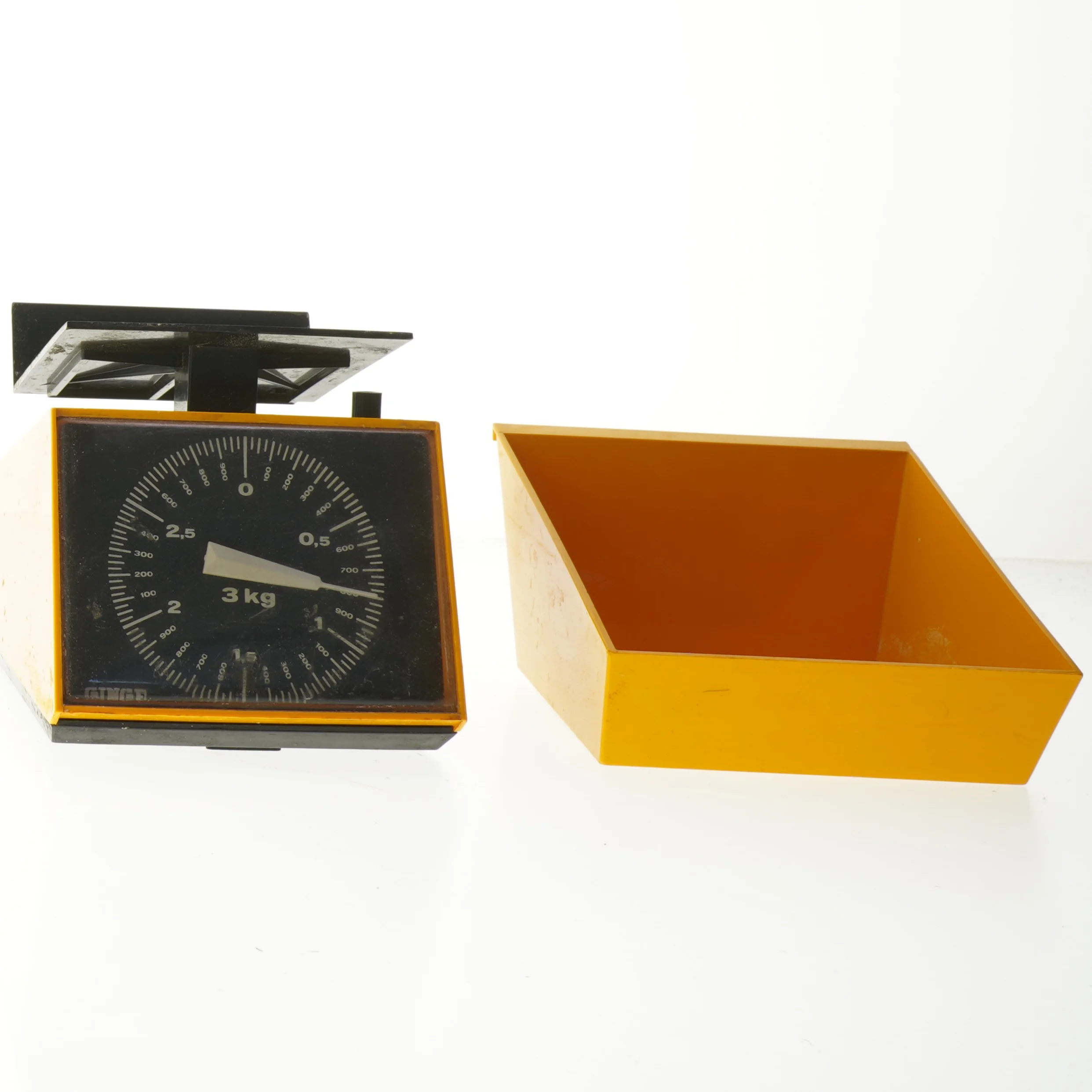 Gul køkkenvægt fra Ginge (str. 16x18 cm)